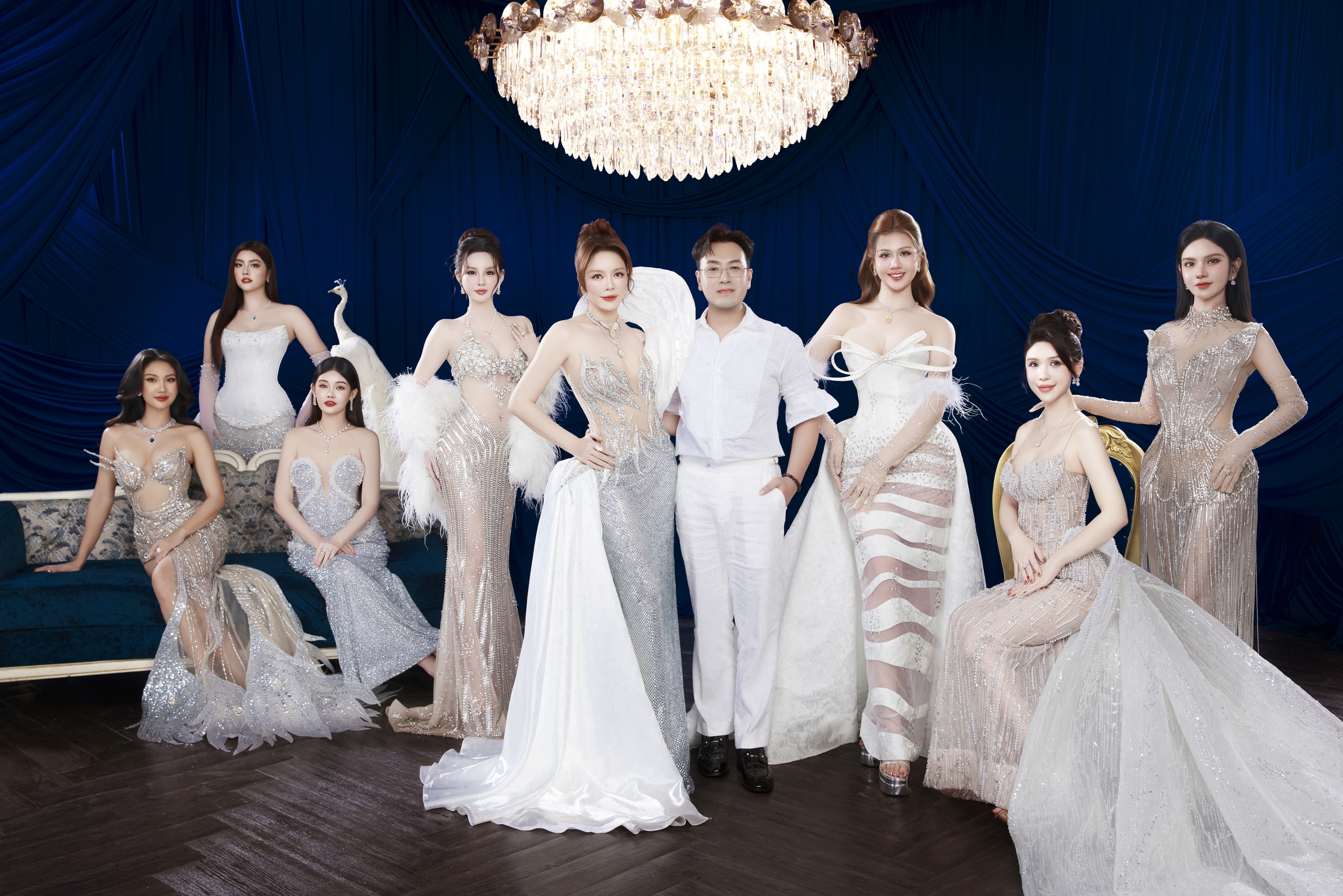 L&yacute; Nh&atilde; Kỳ mặc gợi cảm, 'đọ sắc' c&ugrave;ng d&agrave;n hoa hậu - Ảnh 1.