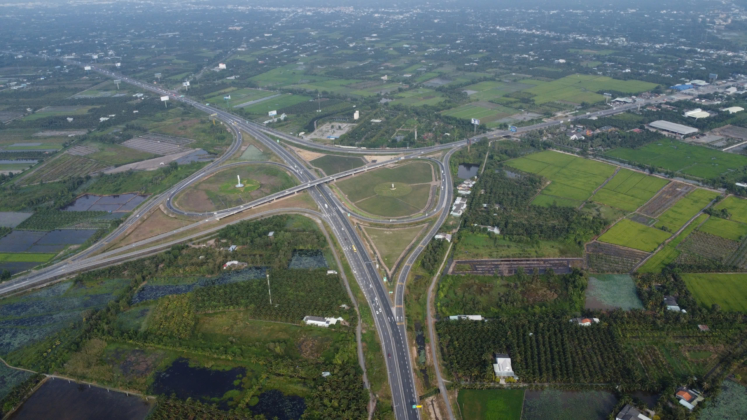 Tăng vốn đầu tư tuyến đường phát triển vùng Đồng Tháp Mười - Ảnh 1.