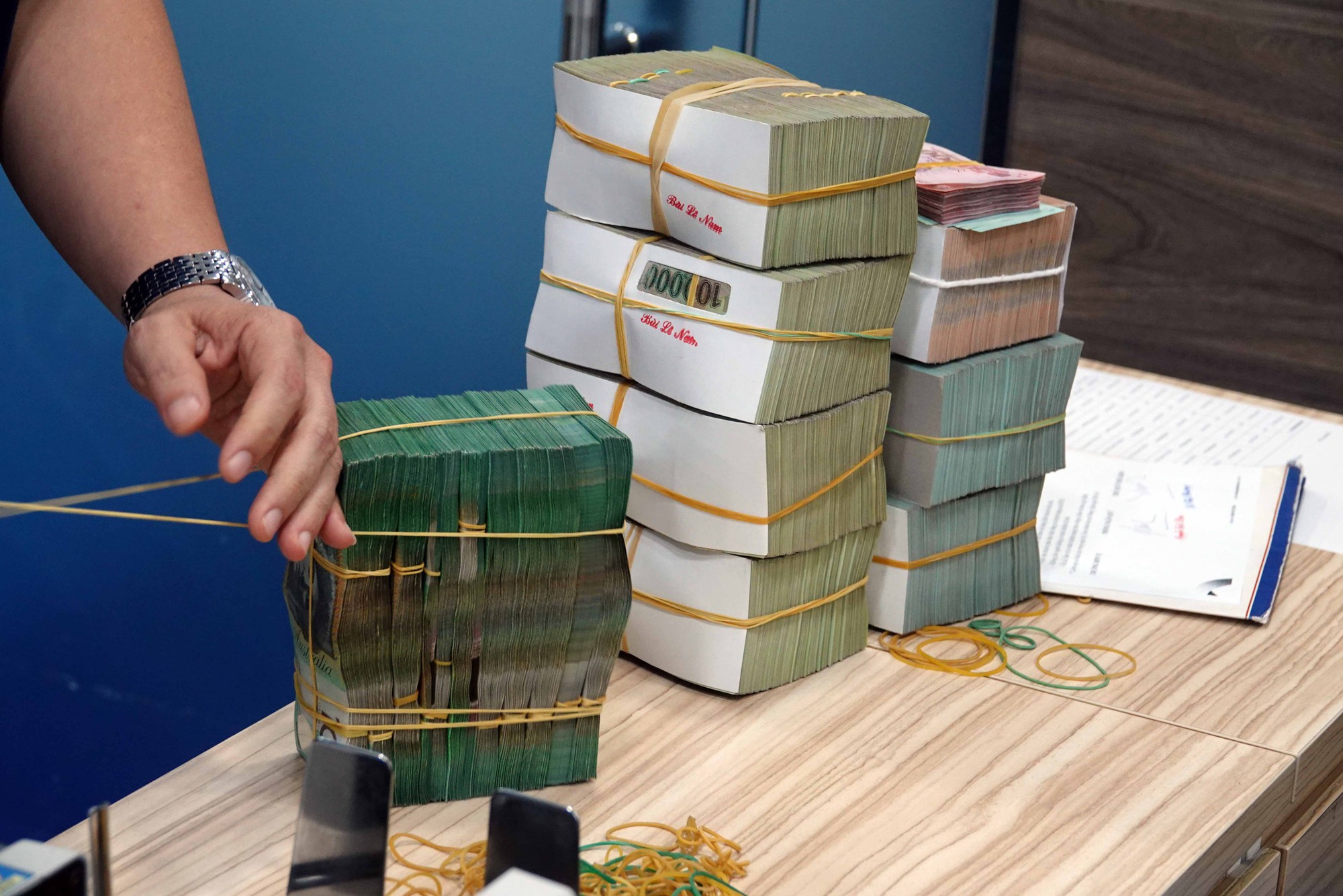 Gi&aacute; v&agrave;ng giảm chưa c&oacute; điểm dừng- Ảnh 2.