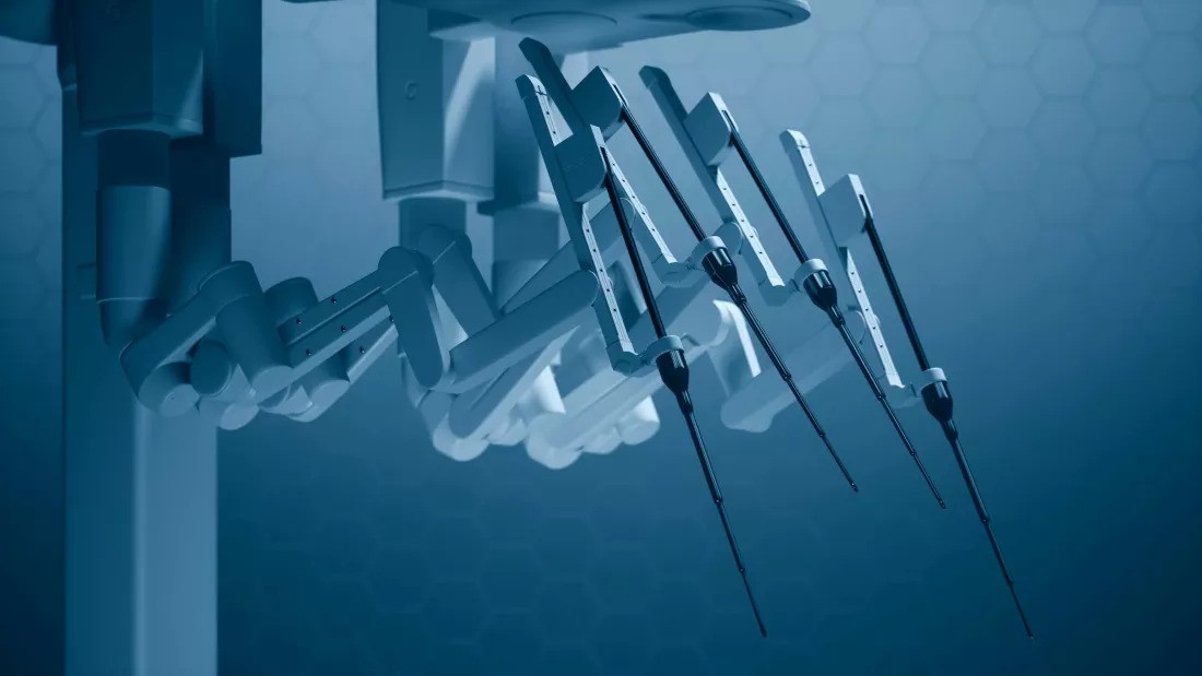 Bác sĩ điều khiển robot phẫu thuật ung thư từ khoảng cách 2.400 km - Ảnh 1.