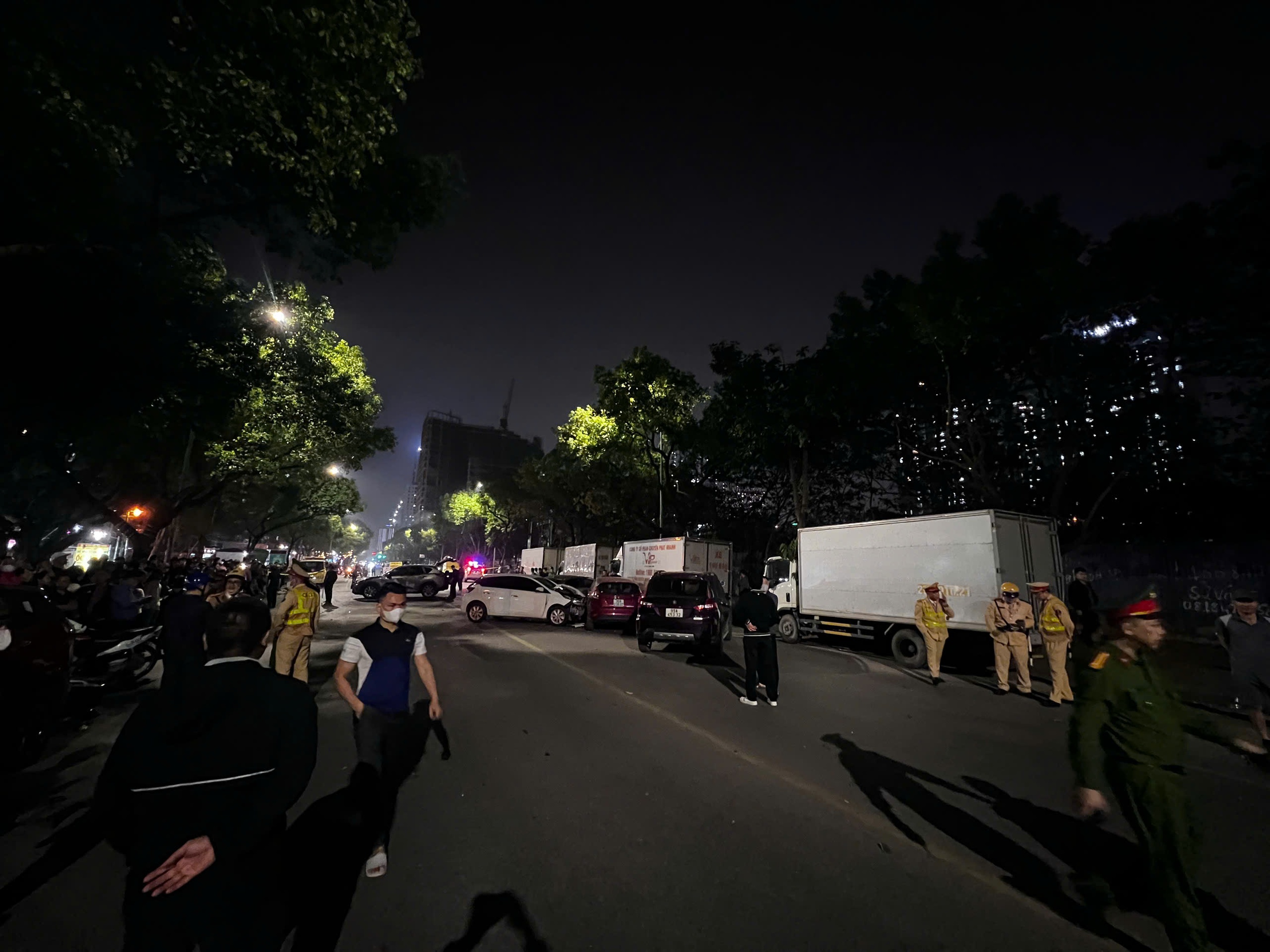 Hà Nội: Tai nạn liên hoàn 5 ô tô, 3 xe máy, nhiều người bị thương- Ảnh 1.