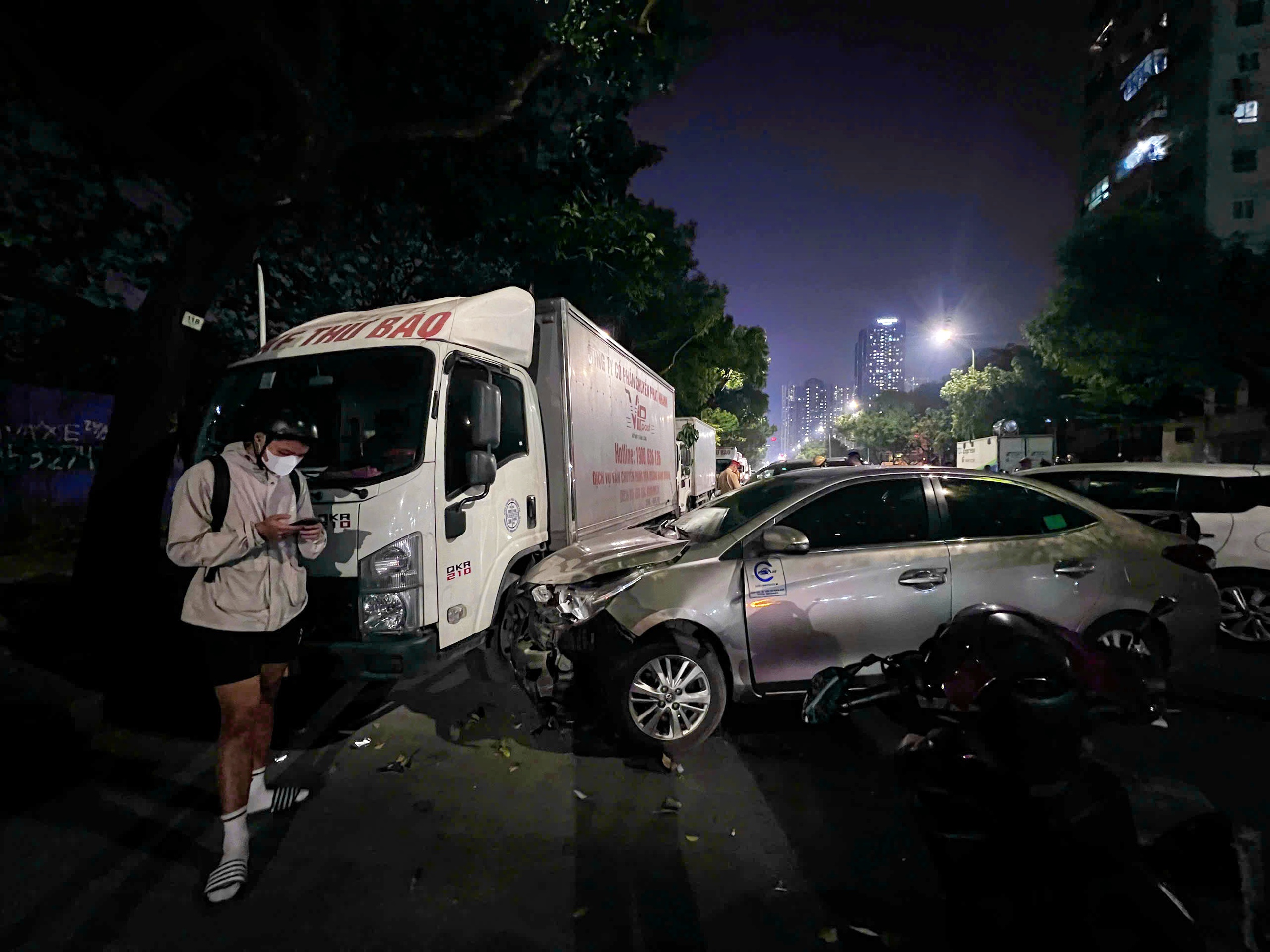 Hà Nội: Tai nạn liên hoàn 5 ô tô, 3 xe máy, nhiều người bị thương- Ảnh 5.