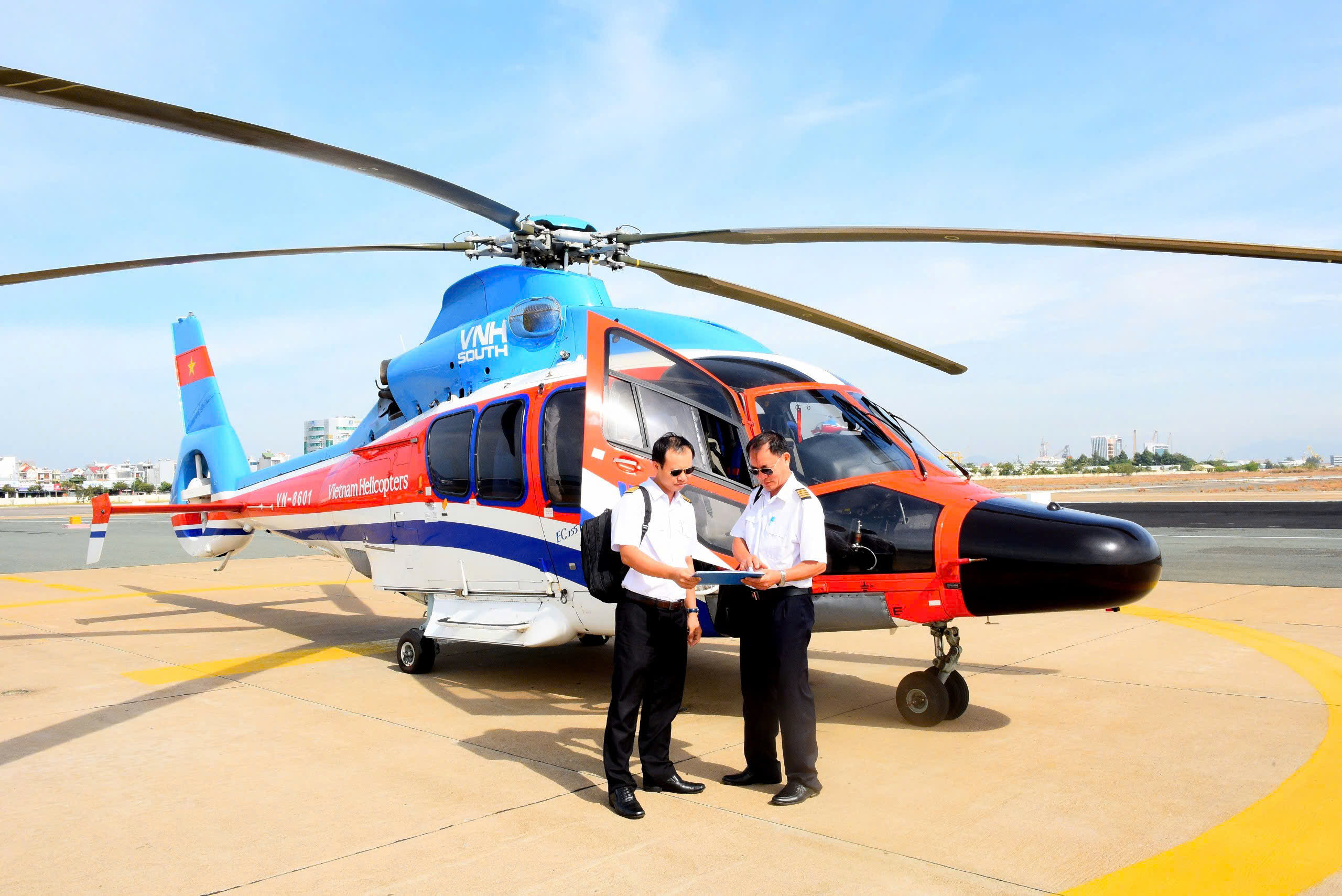 Chính thức khởi động tour trực thăng ngắm TP.HCM từ trên cao- Ảnh 1.