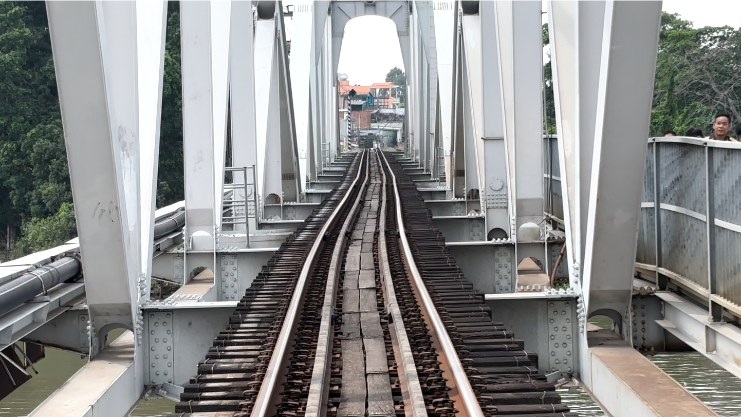 S&agrave; lan va chạm cầu Ghềnh, lực lượng chức năng xuy&ecirc;n trưa kiểm tra thiệt hại - Ảnh 3.