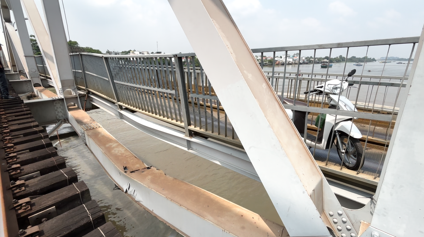 S&agrave; lan va chạm cầu Ghềnh, lực lượng chức năng xuy&ecirc;n trưa kiểm tra thiệt hại - Ảnh 4.