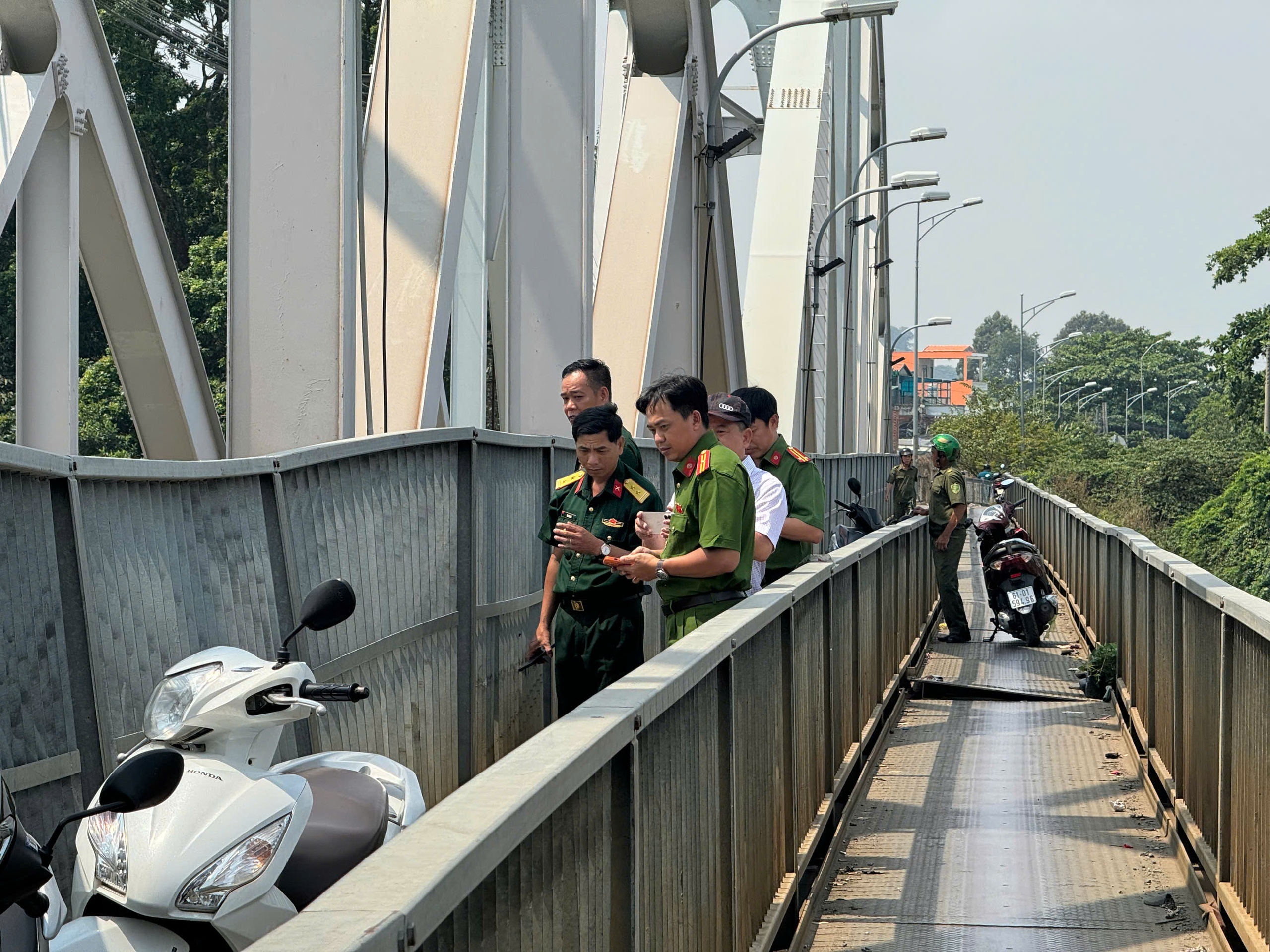 S&agrave; lan va chạm cầu Ghềnh, lực lượng chức năng xuy&ecirc;n trưa kiểm tra thiệt hại - Ảnh 5.