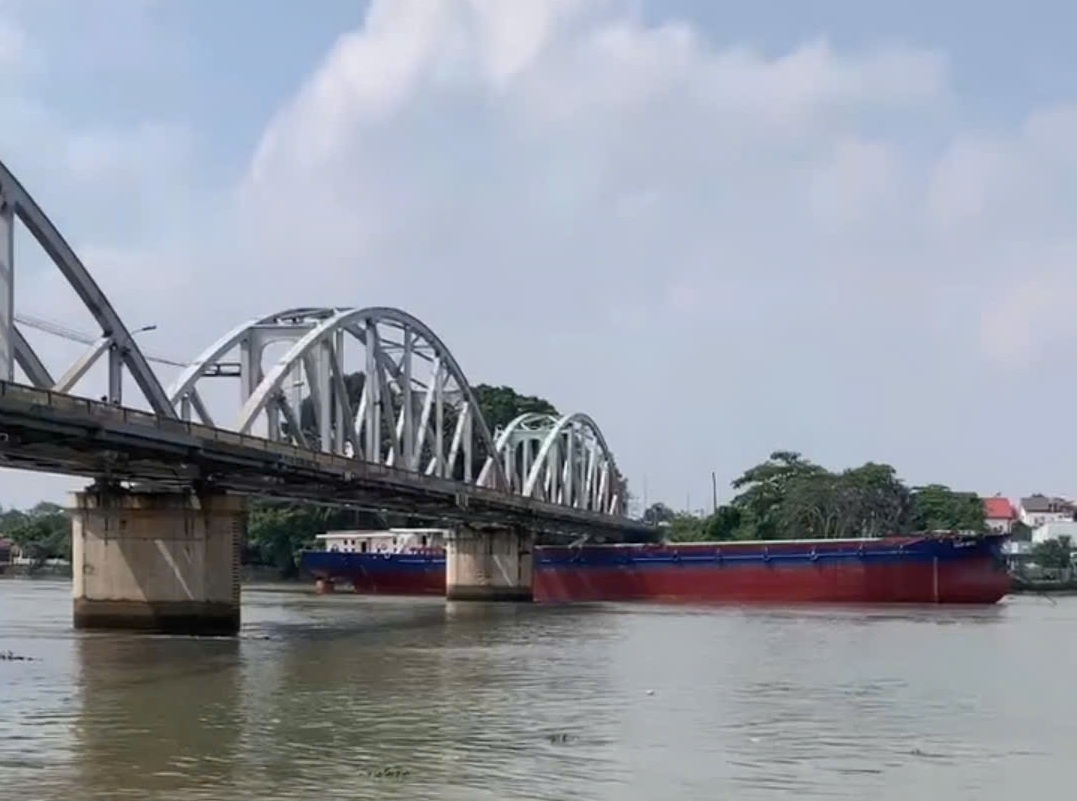 S&agrave; lan va chạm cầu Ghềnh, lực lượng chức năng xuy&ecirc;n trưa kiểm tra thiệt hại - Ảnh 2.