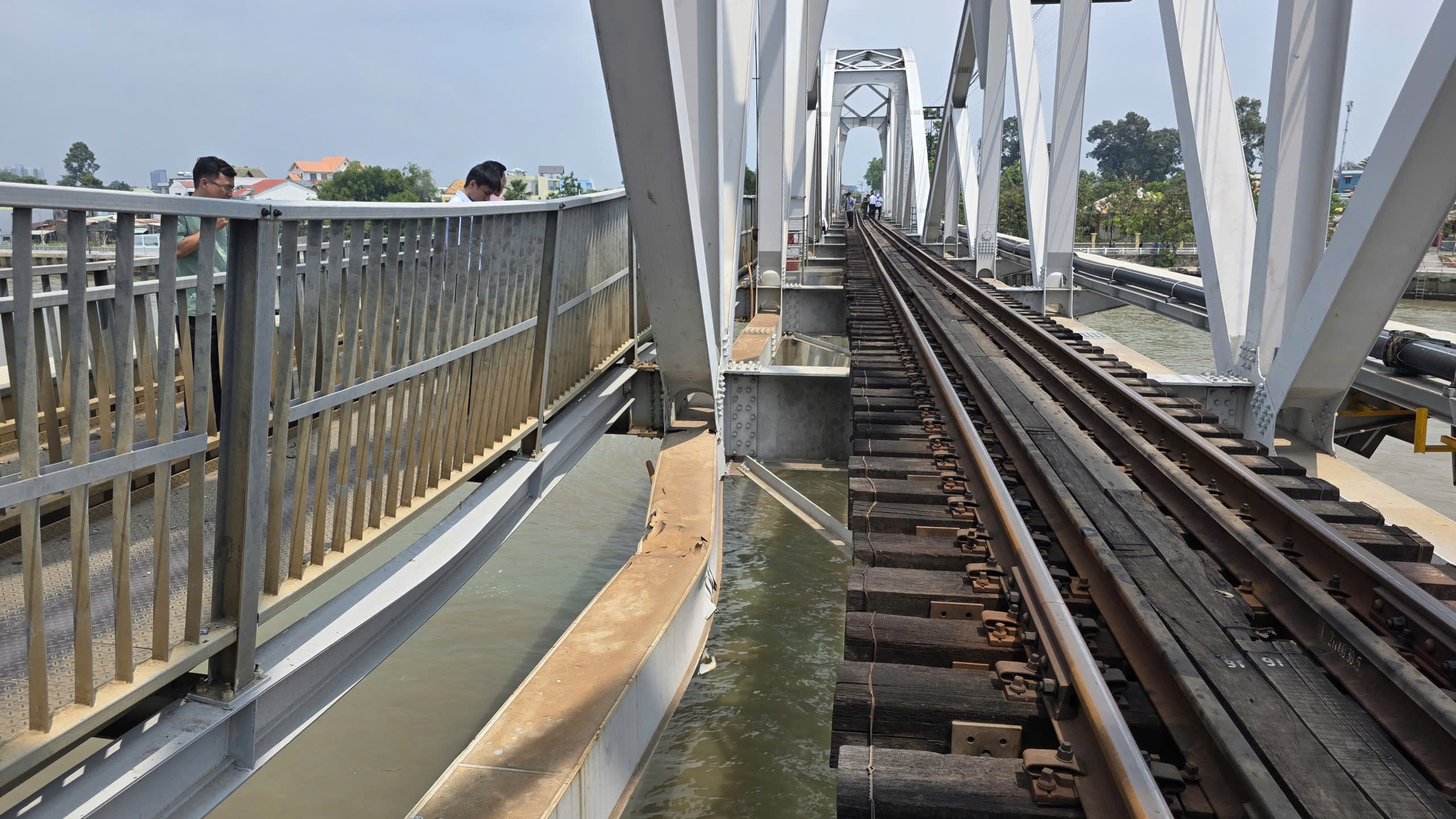 S&agrave; lan va chạm cầu Ghềnh: T&agrave;u dừng ga Bi&ecirc;n H&ograve;a, trung chuyển h&agrave;nh kh&aacute;ch về TP.HCM - Ảnh 7.