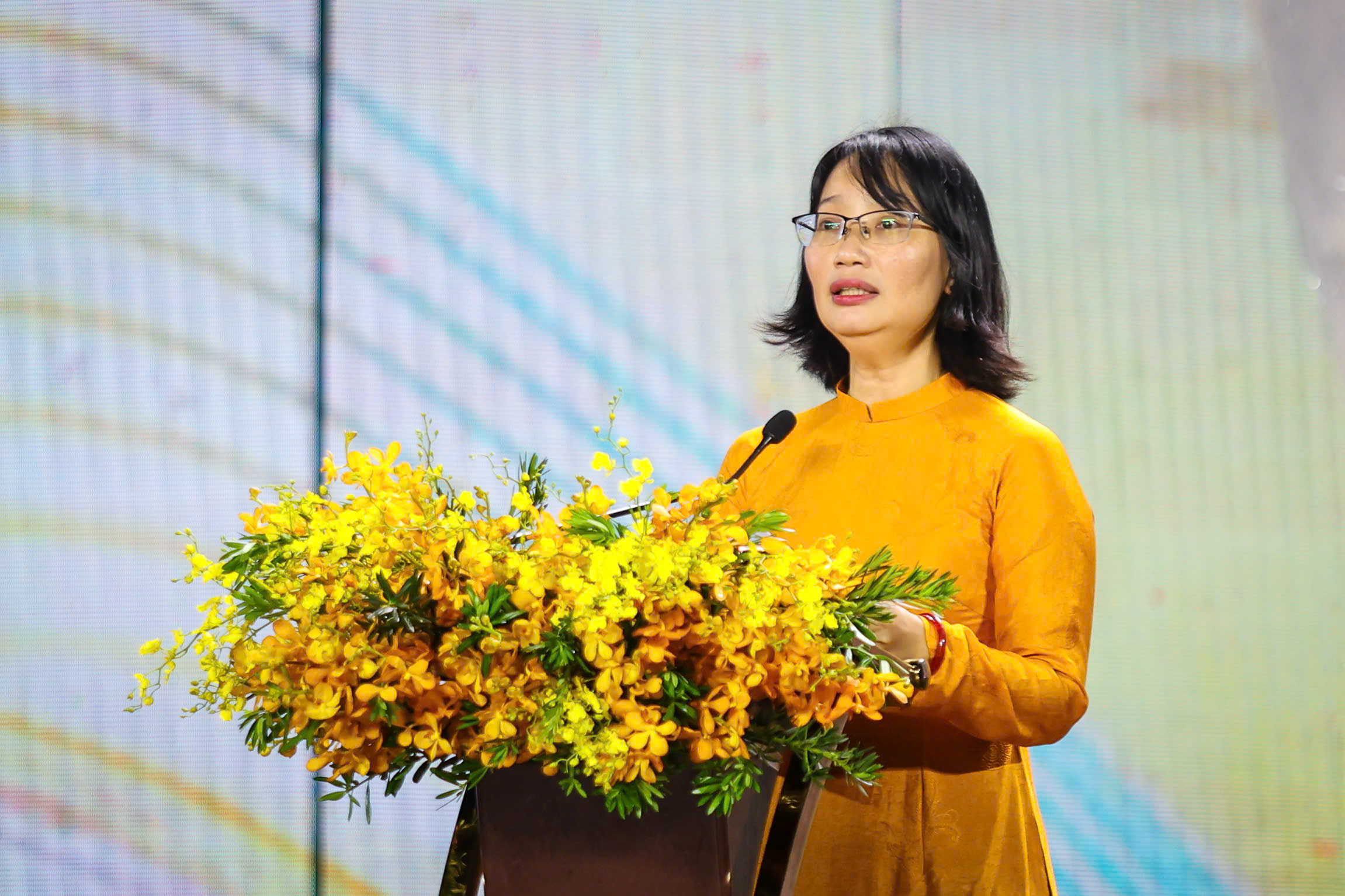 NSND Kim Xu&acirc;n, NSND Trịnh Kim Chi tr&igrave;nh diễn &aacute;o d&agrave;i c&ugrave;ng c&aacute;c hoa hậu- Ảnh 2.