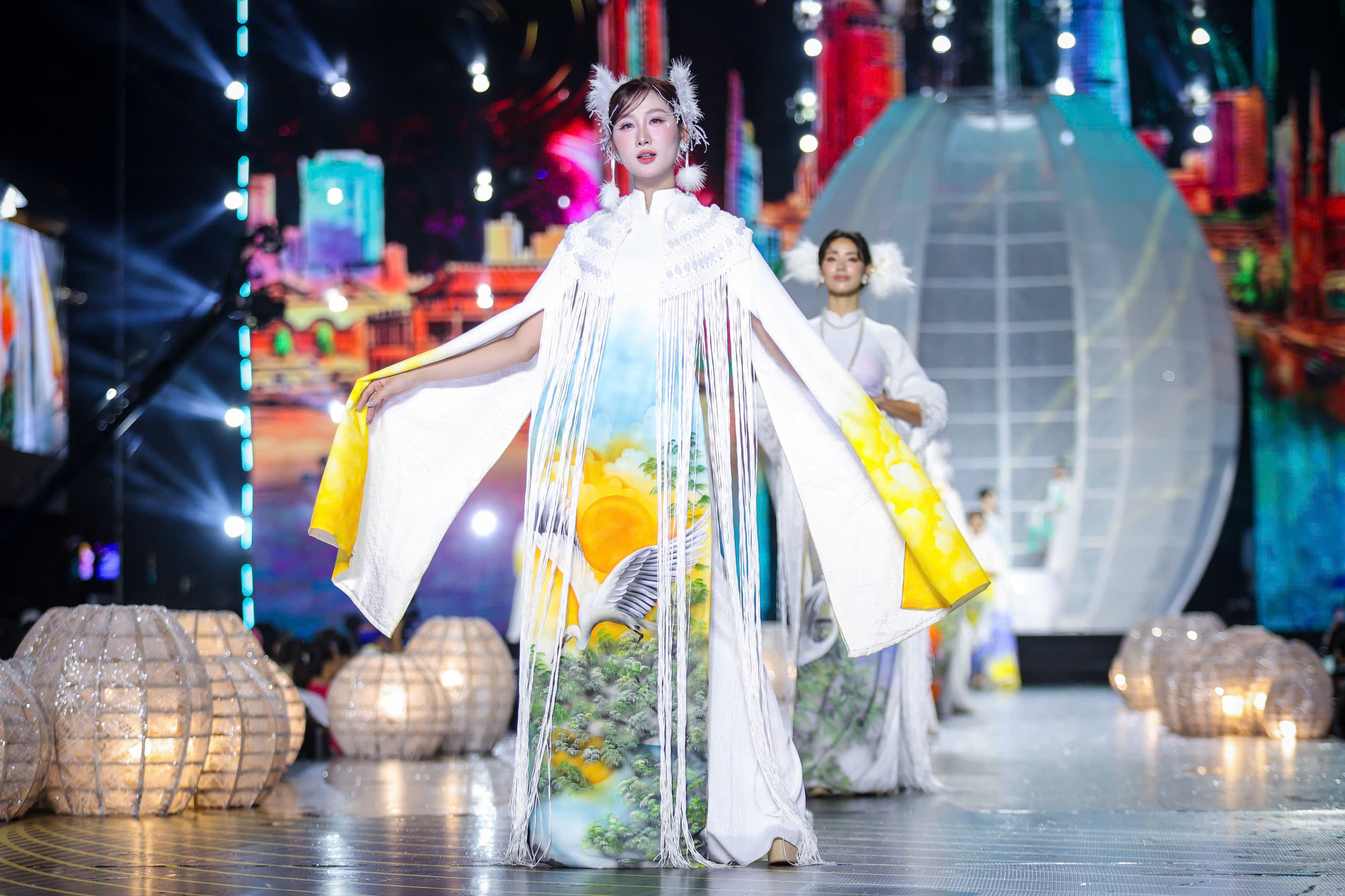 NSND Kim Xu&acirc;n, NSND Trịnh Kim Chi tr&igrave;nh diễn &aacute;o d&agrave;i c&ugrave;ng c&aacute;c hoa hậu- Ảnh 8.