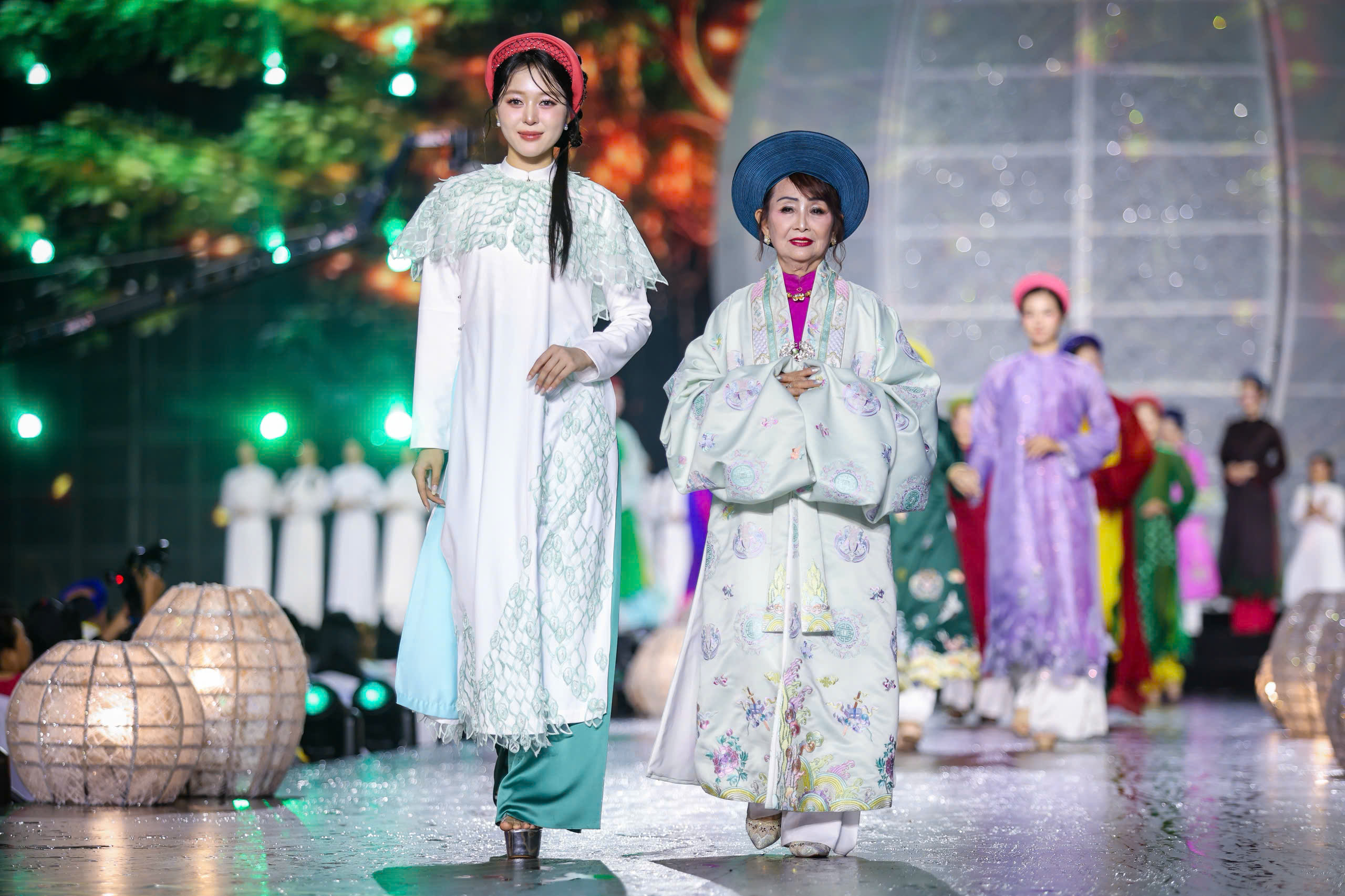 NSND Kim Xu&acirc;n, NSND Trịnh Kim Chi tr&igrave;nh diễn &aacute;o d&agrave;i c&ugrave;ng c&aacute;c hoa hậu- Ảnh 5.