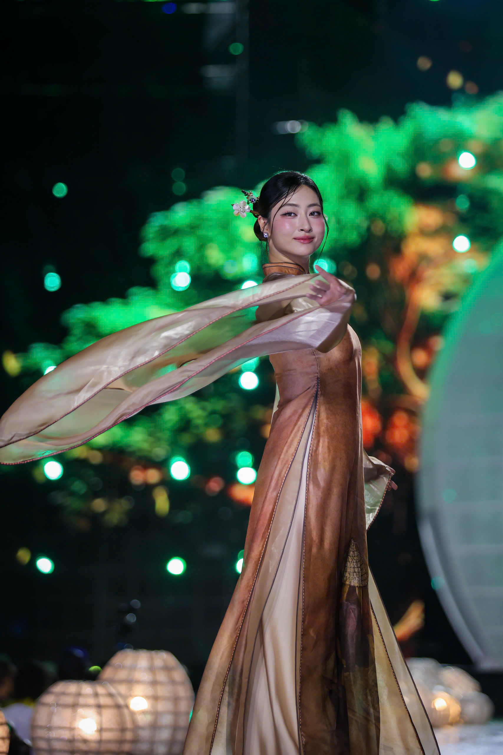 NSND Kim Xu&acirc;n, NSND Trịnh Kim Chi tr&igrave;nh diễn &aacute;o d&agrave;i c&ugrave;ng c&aacute;c hoa hậu- Ảnh 10.