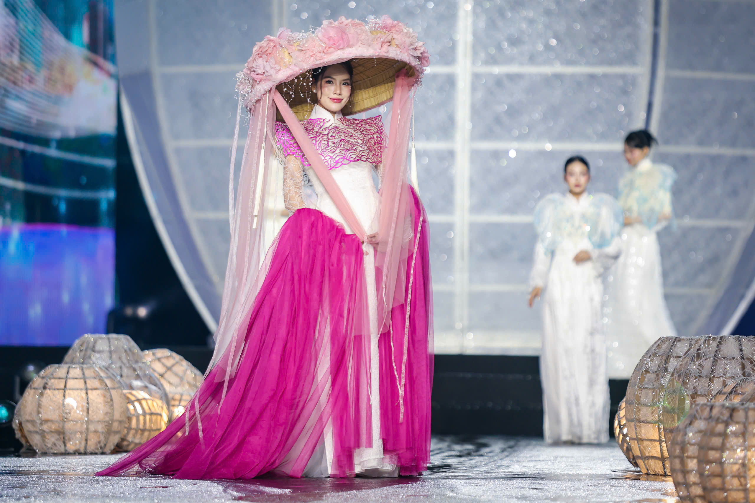 NSND Kim Xu&acirc;n, NSND Trịnh Kim Chi tr&igrave;nh diễn &aacute;o d&agrave;i c&ugrave;ng c&aacute;c hoa hậu- Ảnh 11.