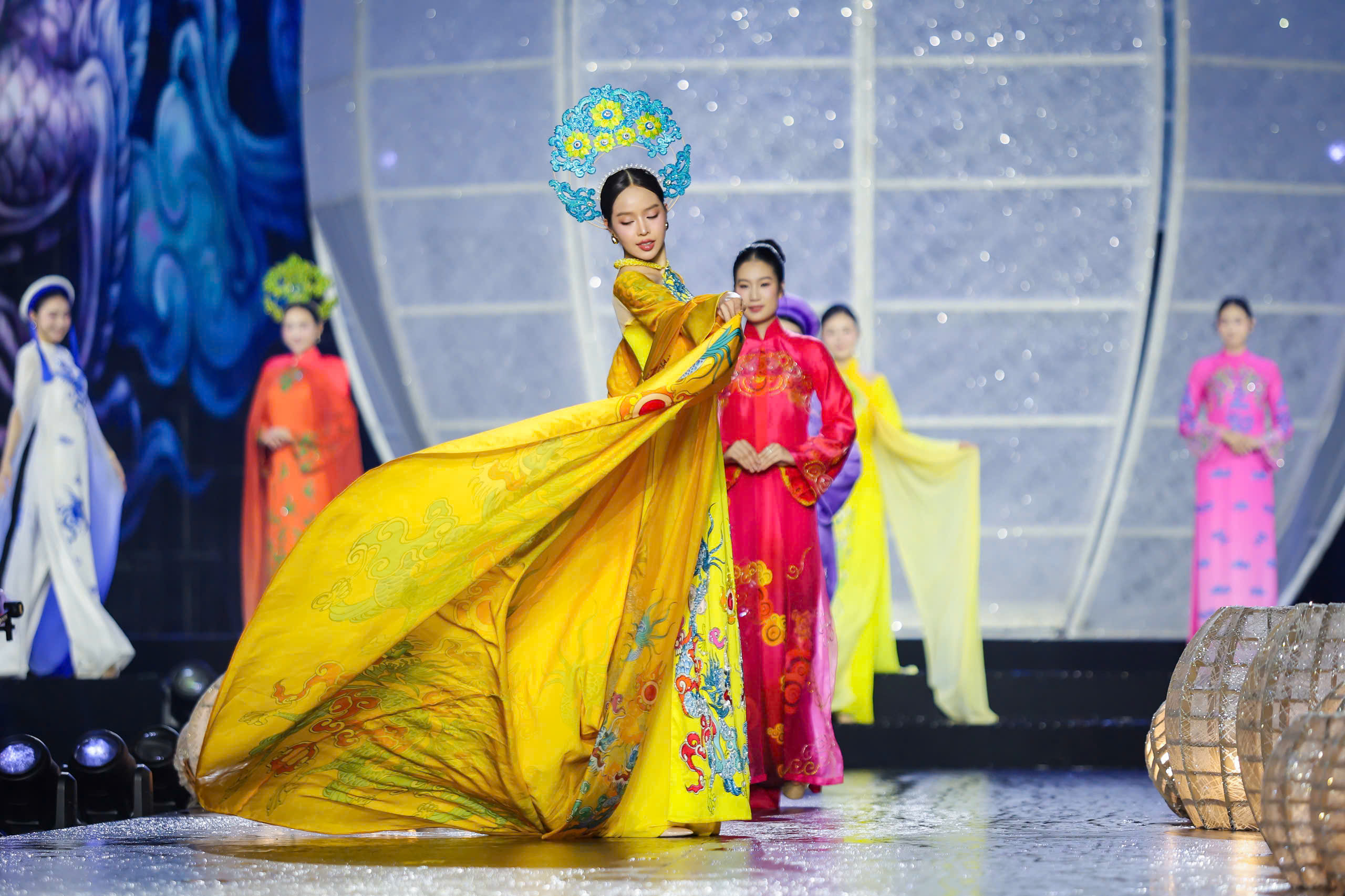 NSND Kim Xu&acirc;n, NSND Trịnh Kim Chi tr&igrave;nh diễn &aacute;o d&agrave;i c&ugrave;ng c&aacute;c hoa hậu- Ảnh 9.