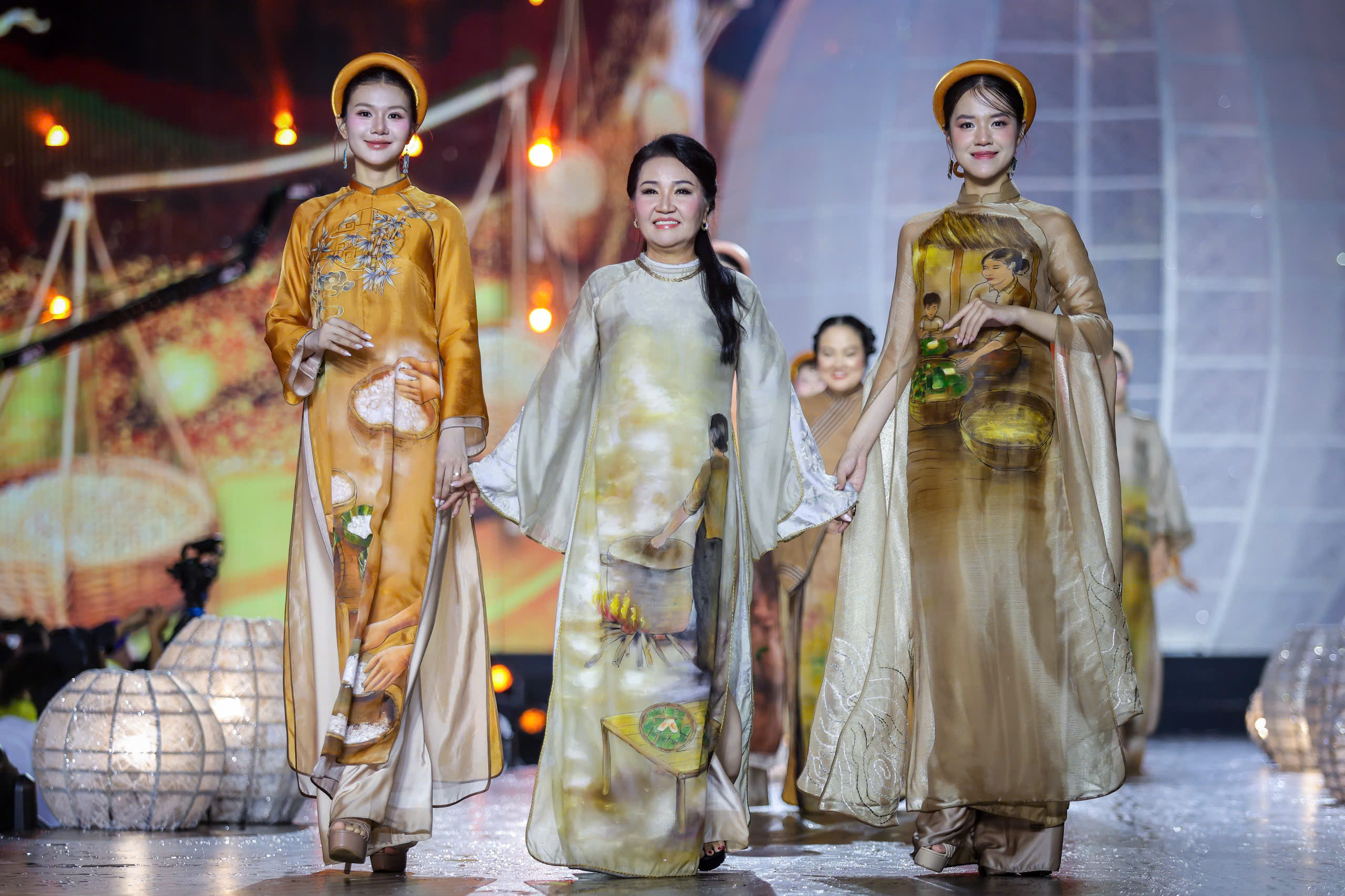 NSND Kim Xu&acirc;n, NSND Trịnh Kim Chi tr&igrave;nh diễn &aacute;o d&agrave;i c&ugrave;ng c&aacute;c hoa hậu- Ảnh 4.