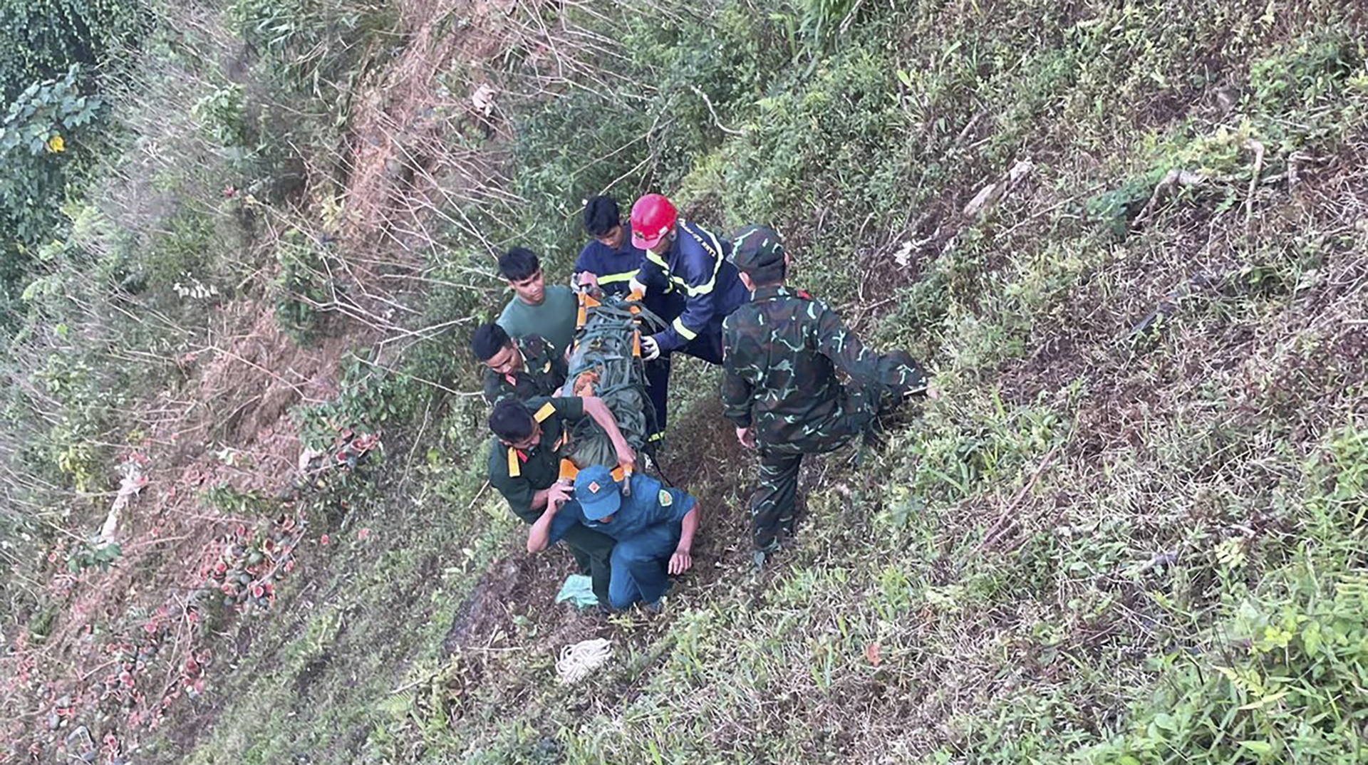 Đưa thi thể nạn nhân tử vong dưới vực sâu 200 m sau tai nạn giao thông- Ảnh 2.