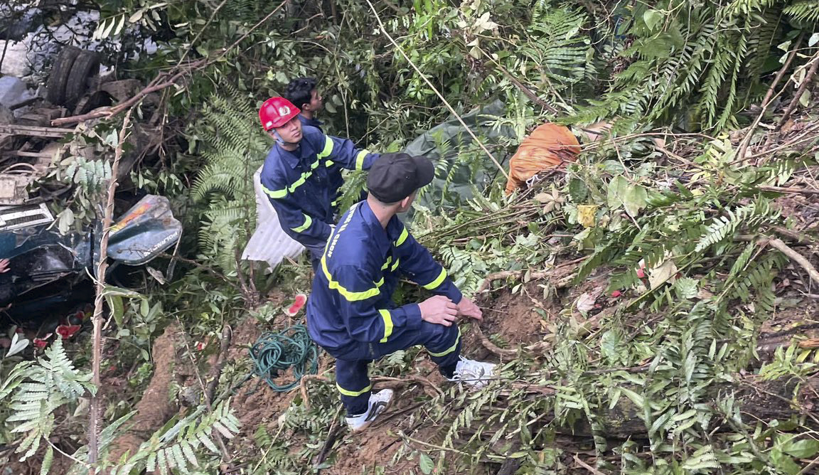 Đưa thi thể nạn nhân tử vong dưới vực sâu 200 m sau tai nạn giao thông- Ảnh 1.