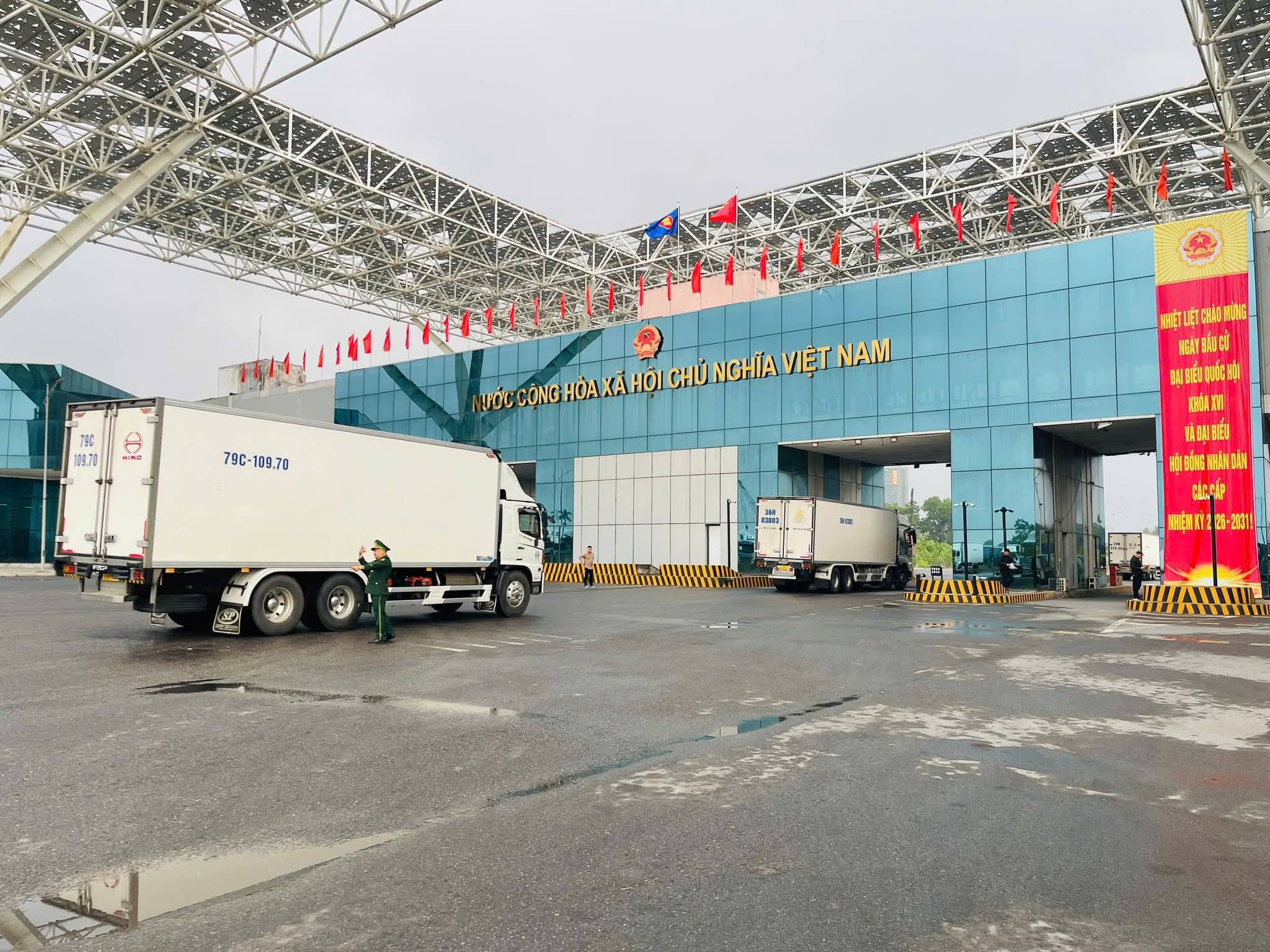 Cửa khẩu Móng Cái thông quan 450 tấn hàng trong ngày cuối tuần- Ảnh 2.