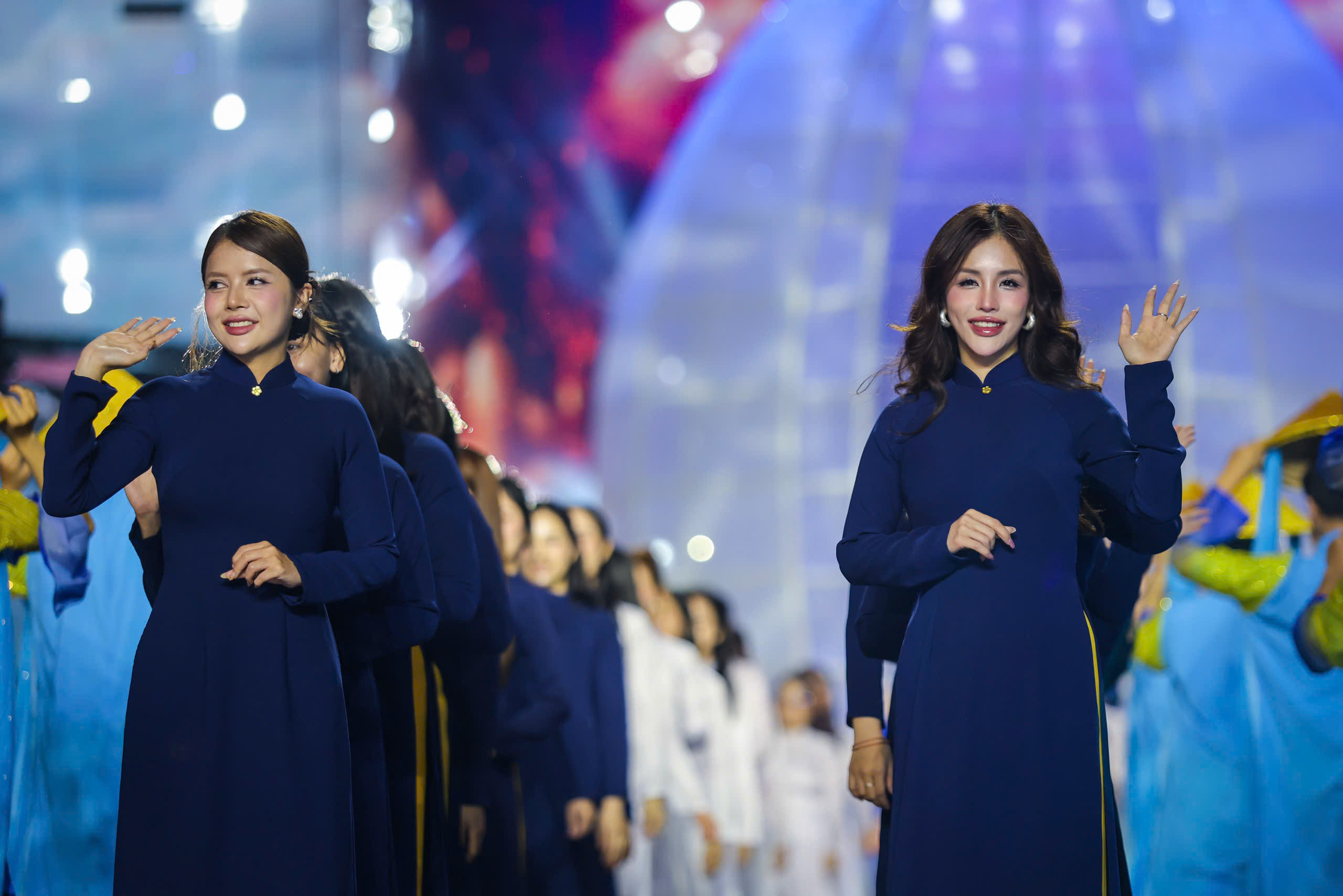 Hoa hậu Venezuela, Mỹ khoe sắc cùng áo dài trên đường đi bộ Nguyễn Huệ- Ảnh 14.