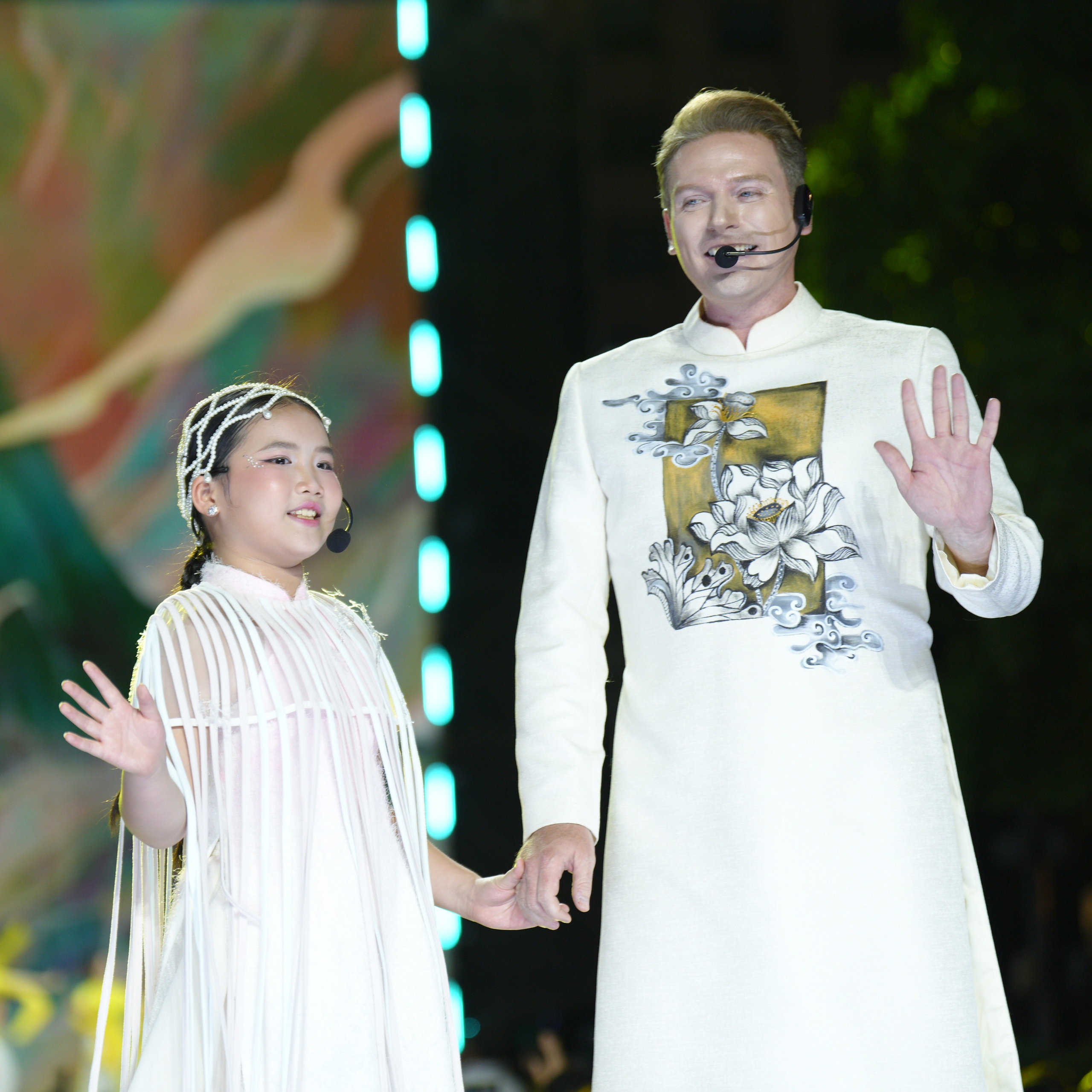 Hoa hậu Venezuela, Mỹ khoe sắc cùng áo dài trên đường đi bộ Nguyễn Huệ- Ảnh 8.