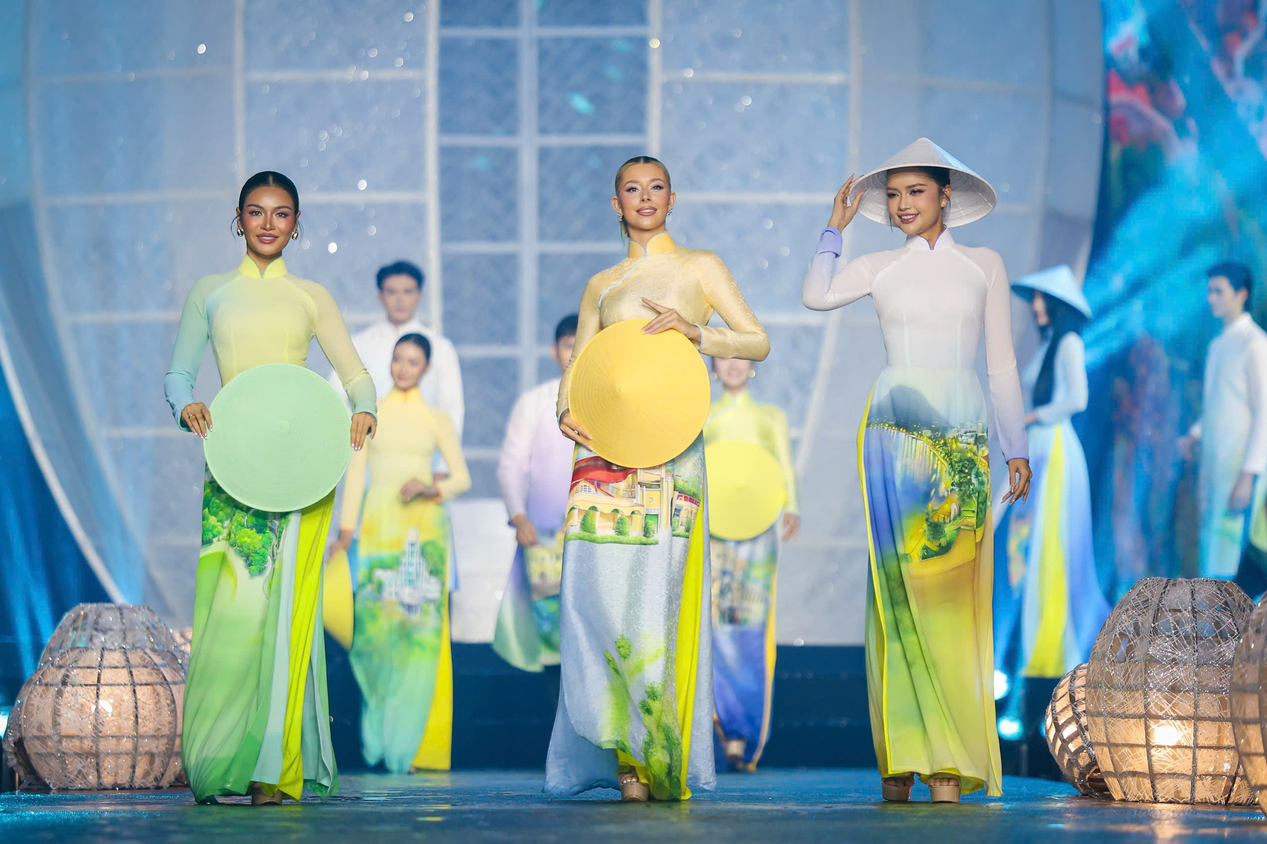 Hoa hậu Venezuela, Mỹ khoe sắc cùng áo dài trên đường đi bộ Nguyễn Huệ- Ảnh 3.