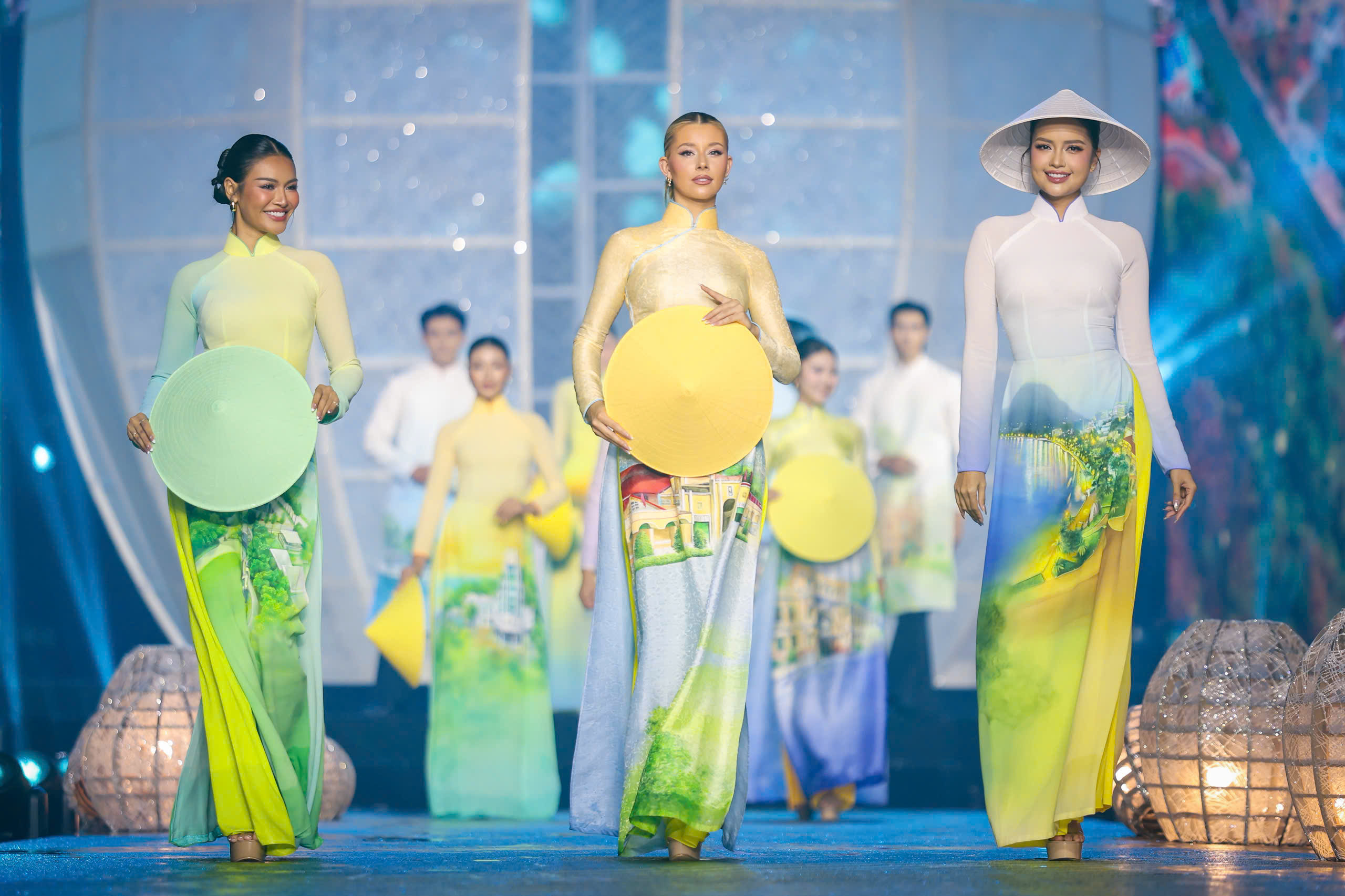 Hoa hậu Venezuela, Mỹ khoe sắc cùng áo dài trên đường đi bộ Nguyễn Huệ- Ảnh 4.