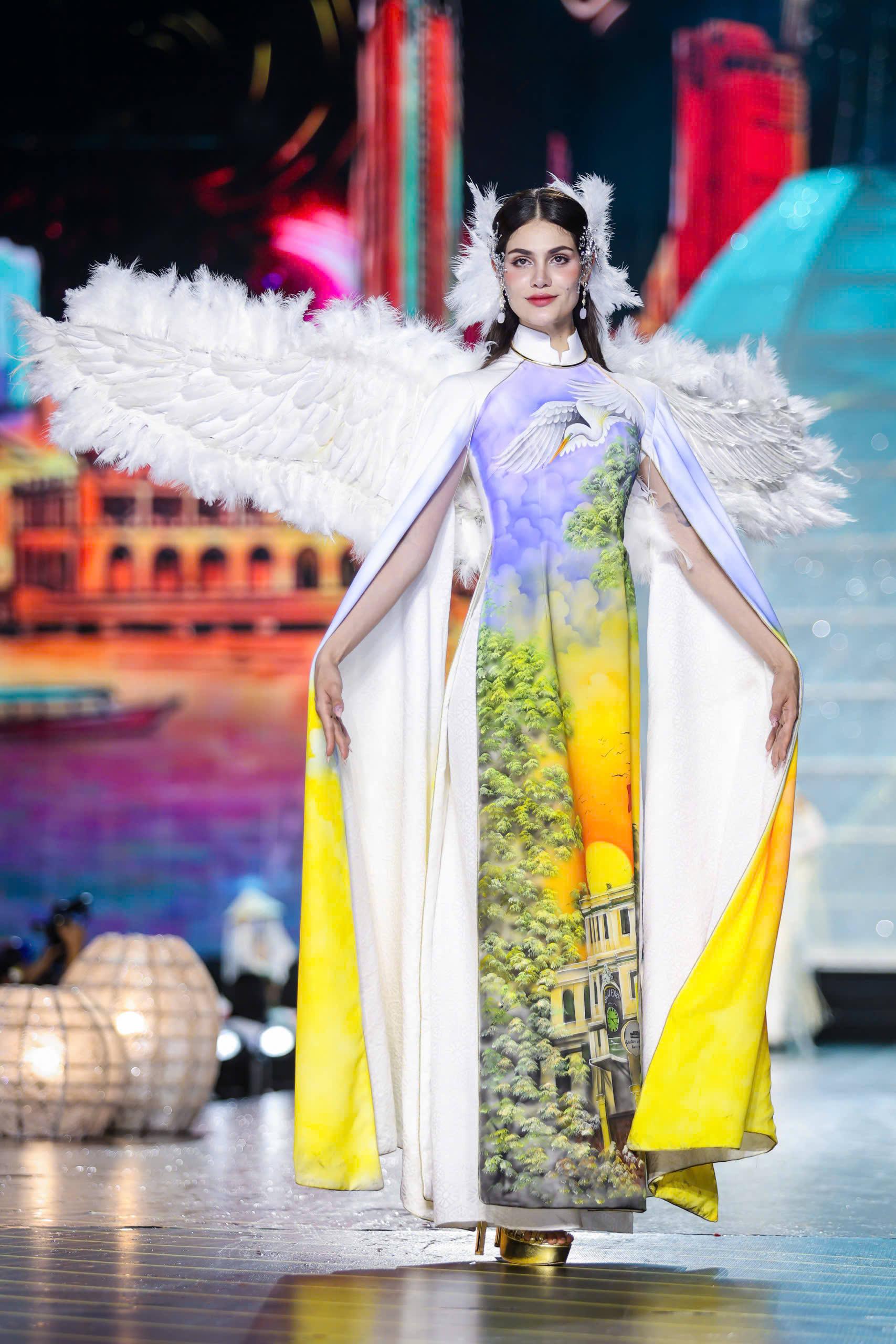 Hoa hậu Venezuela, Mỹ khoe sắc cùng áo dài trên đường đi bộ Nguyễn Huệ- Ảnh 5.