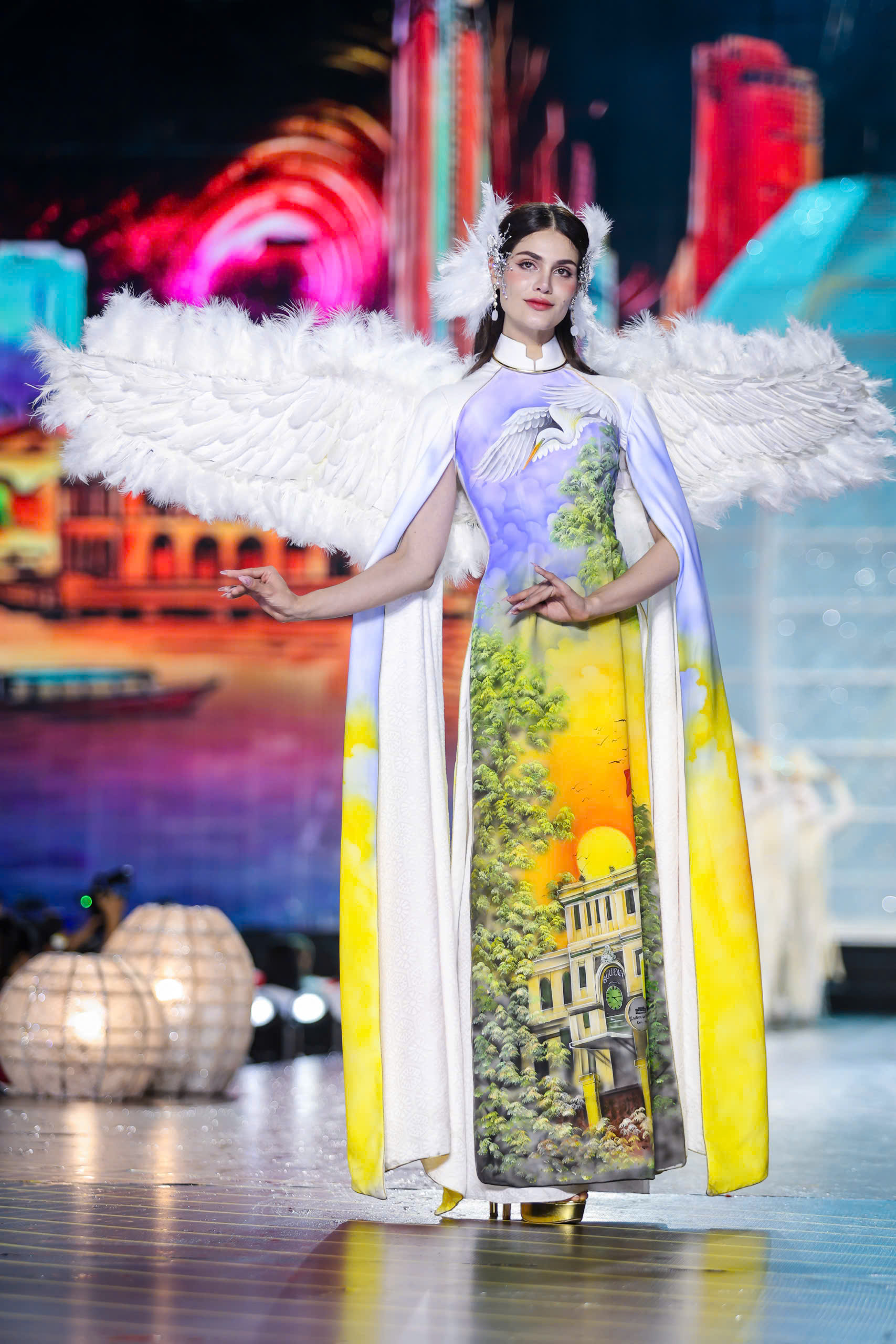 Hoa hậu Venezuela, Mỹ khoe sắc cùng áo dài trên đường đi bộ Nguyễn Huệ- Ảnh 6.