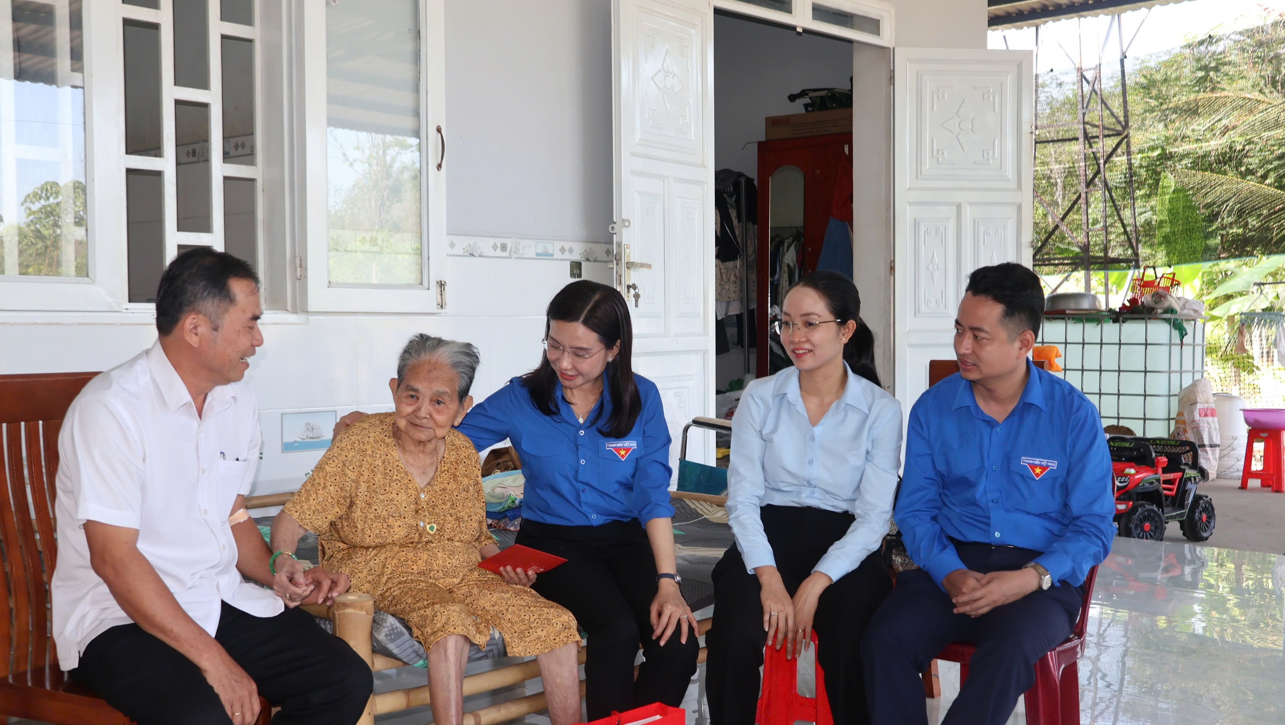 B&iacute; thư T.Ư Đo&agrave;n thăm mẹ VN anh h&ugrave;ng v&agrave; tham gia nhiều hoạt động cộng đồng - Ảnh 1.