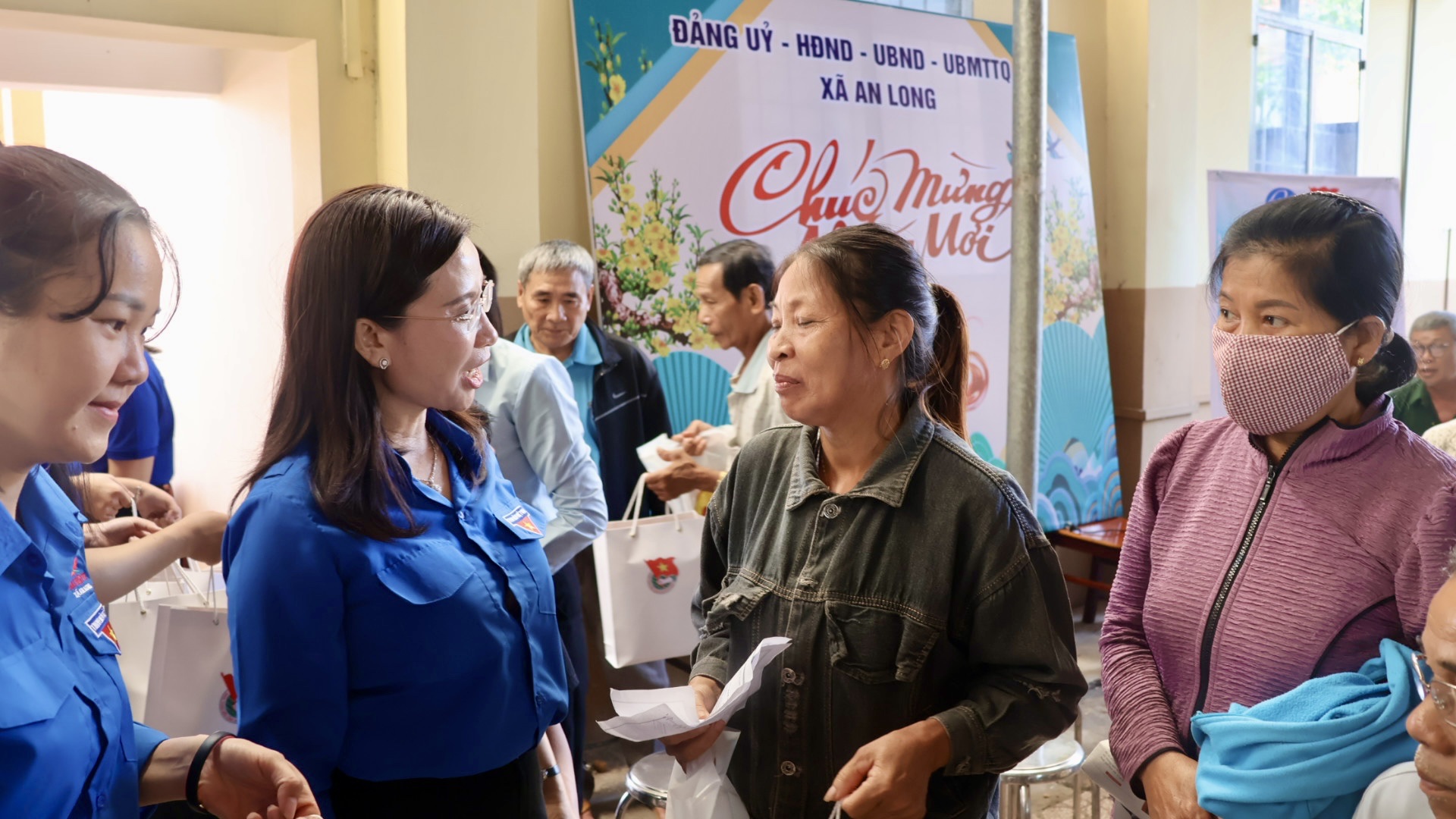 B&iacute; thư T.Ư Đo&agrave;n thăm mẹ VN anh h&ugrave;ng v&agrave; tham gia nhiều hoạt động cộng đồng - Ảnh 7.