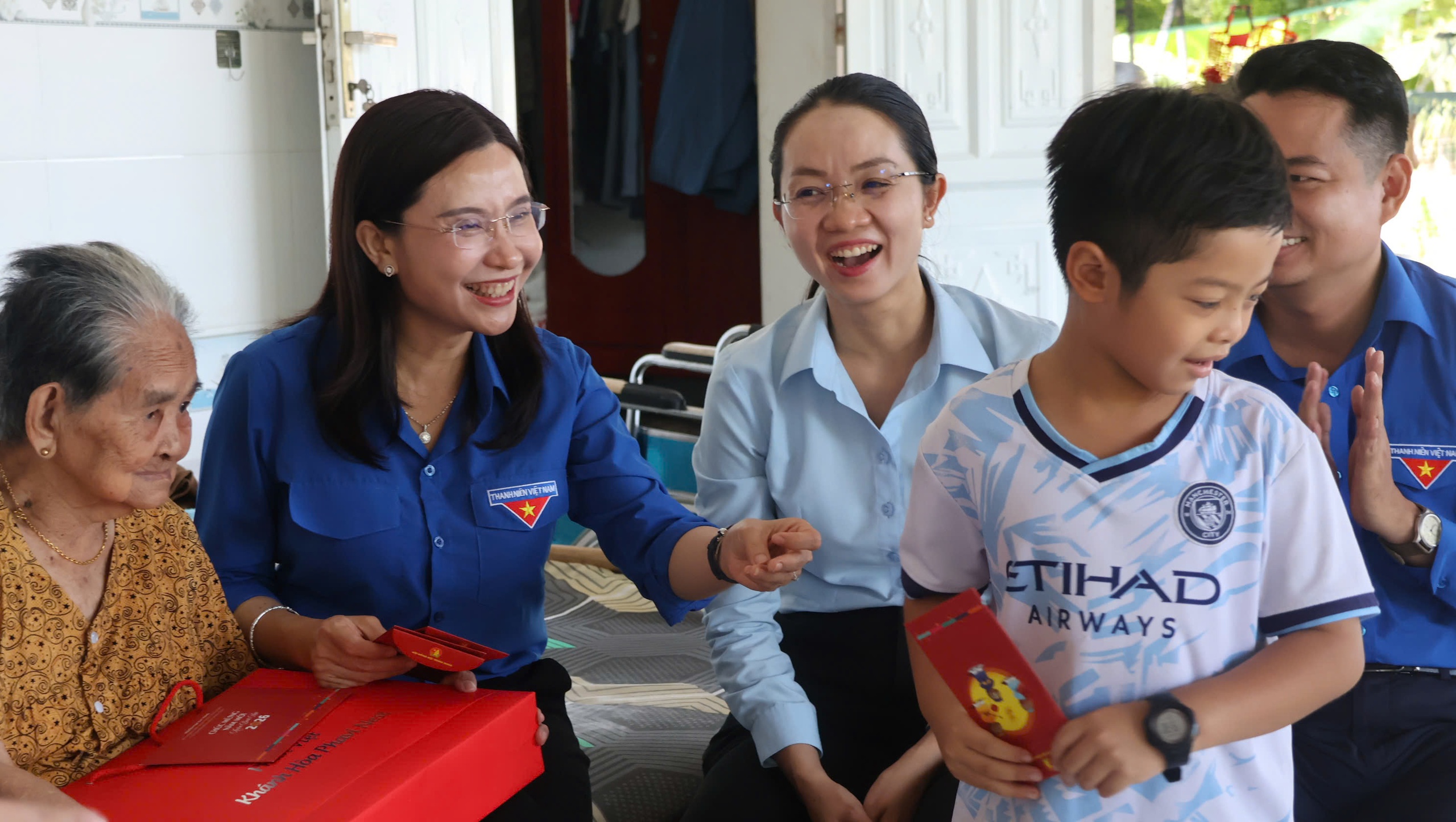 B&iacute; thư T.Ư Đo&agrave;n thăm mẹ VN anh h&ugrave;ng v&agrave; tham gia nhiều hoạt động cộng đồng - Ảnh 2.