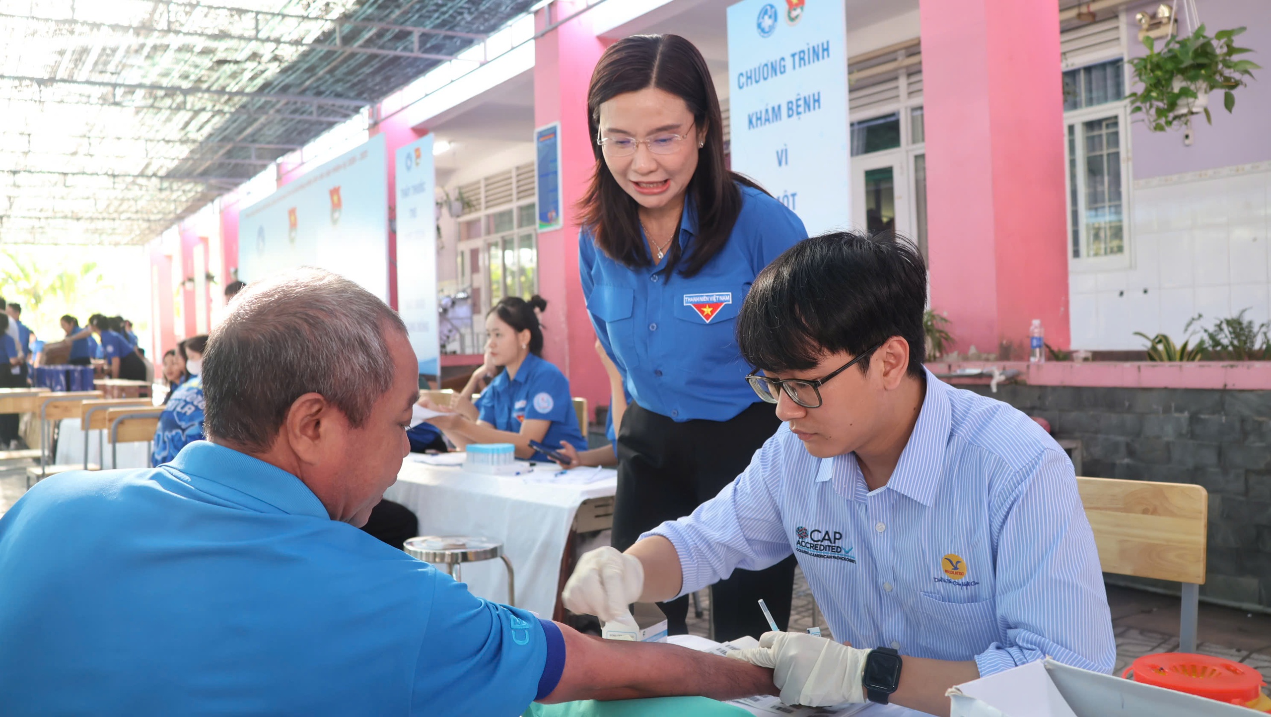 B&iacute; thư T.Ư Đo&agrave;n thăm mẹ VN anh h&ugrave;ng v&agrave; tham gia nhiều hoạt động cộng đồng - Ảnh 8.