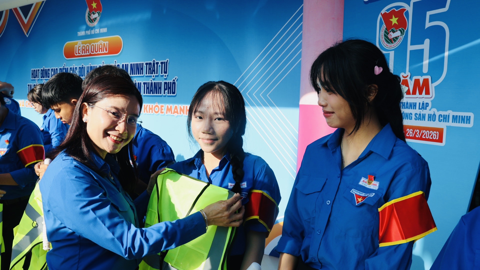 B&iacute; thư T.Ư Đo&agrave;n thăm mẹ VN anh h&ugrave;ng v&agrave; tham gia nhiều hoạt động cộng đồng - Ảnh 4.