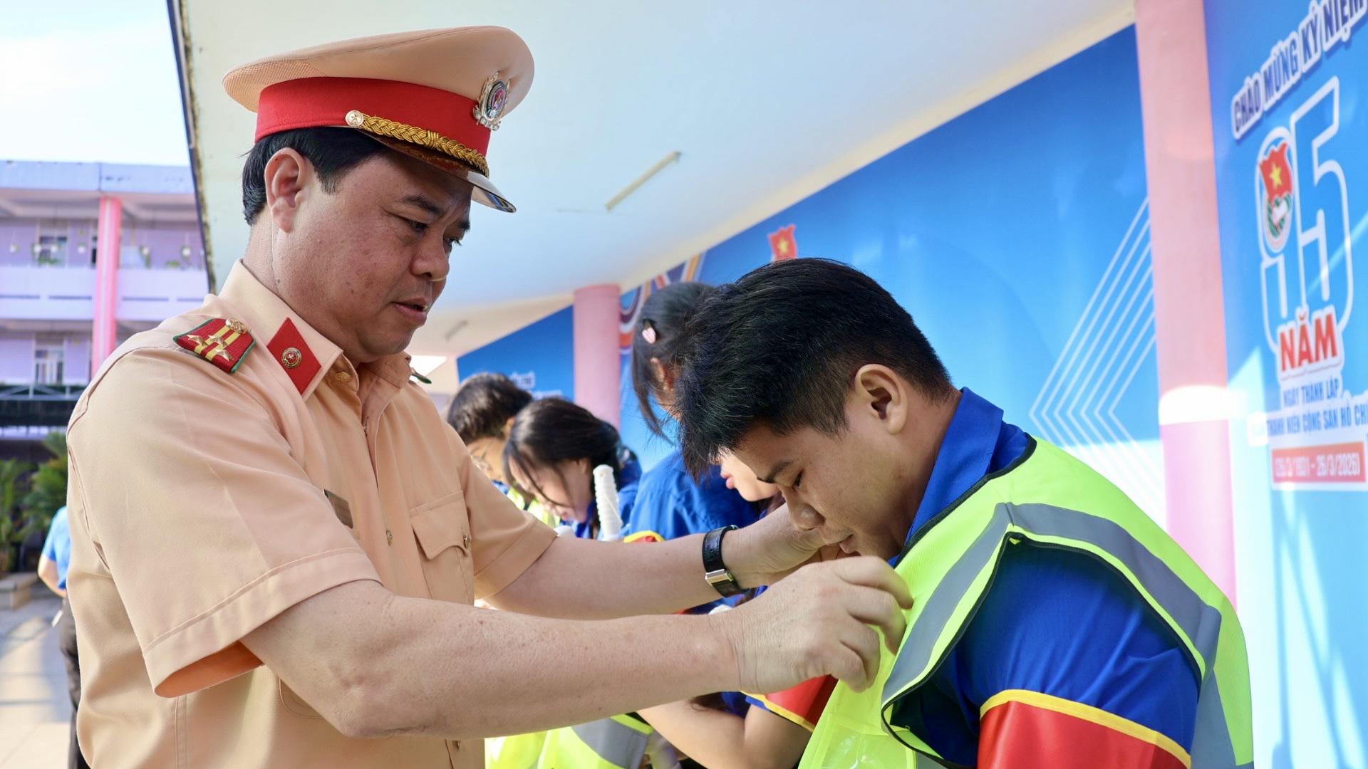 B&iacute; thư T.Ư Đo&agrave;n thăm mẹ VN anh h&ugrave;ng v&agrave; tham gia nhiều hoạt động cộng đồng - Ảnh 5.