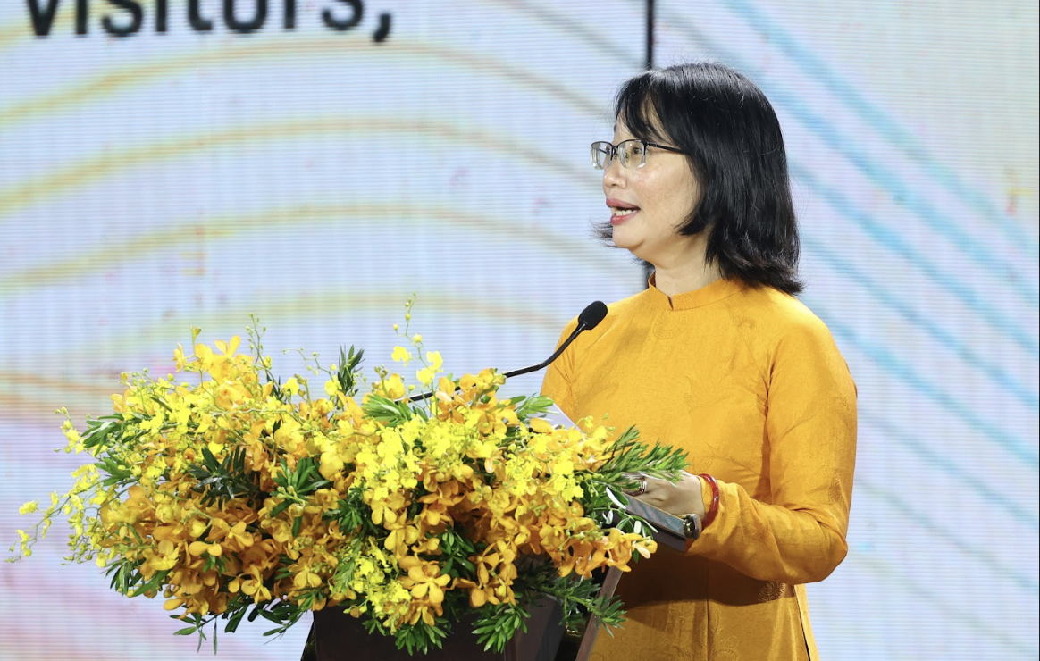 Khai mạc lễ hội &Aacute;o d&agrave;i TP.HCM 2026: 'Sợi tơ v&agrave;ng son' dệt kh&aacute;t vọng th&agrave;nh phố - Ảnh 2.