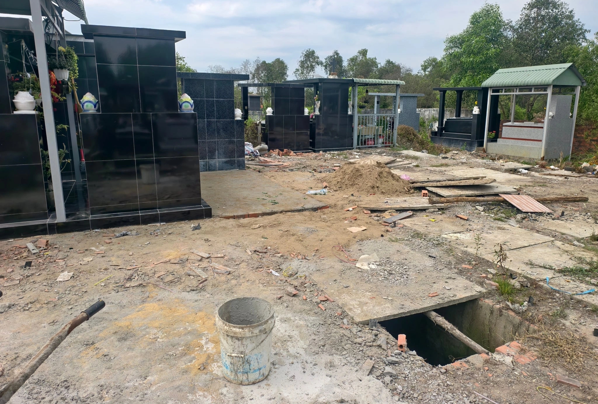 Xã Vĩnh Lộc kiểm tra mua bán đất nông nghiệp làm mồ mả trái phép- Ảnh 2.