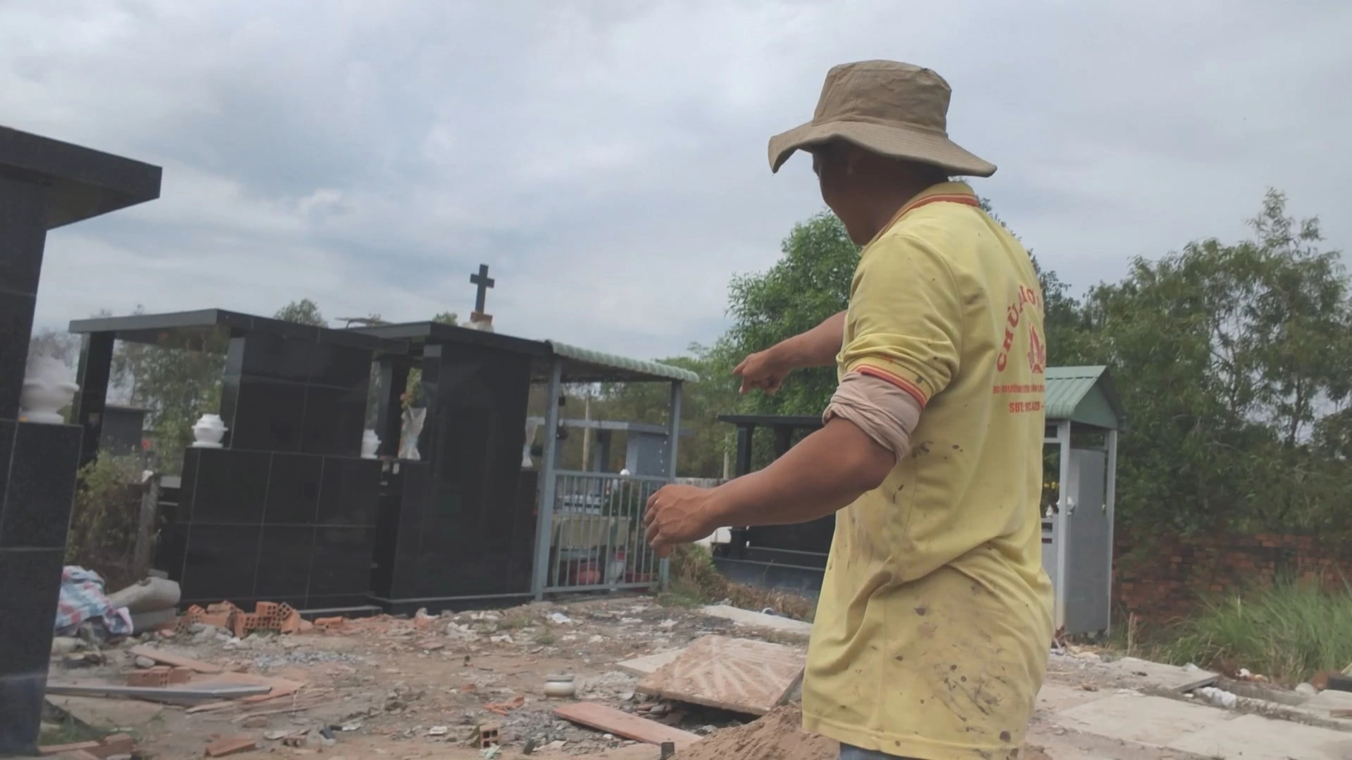 Xã Vĩnh Lộc kiểm tra mua bán đất nông nghiệp làm mồ mả trái phép- Ảnh 1.