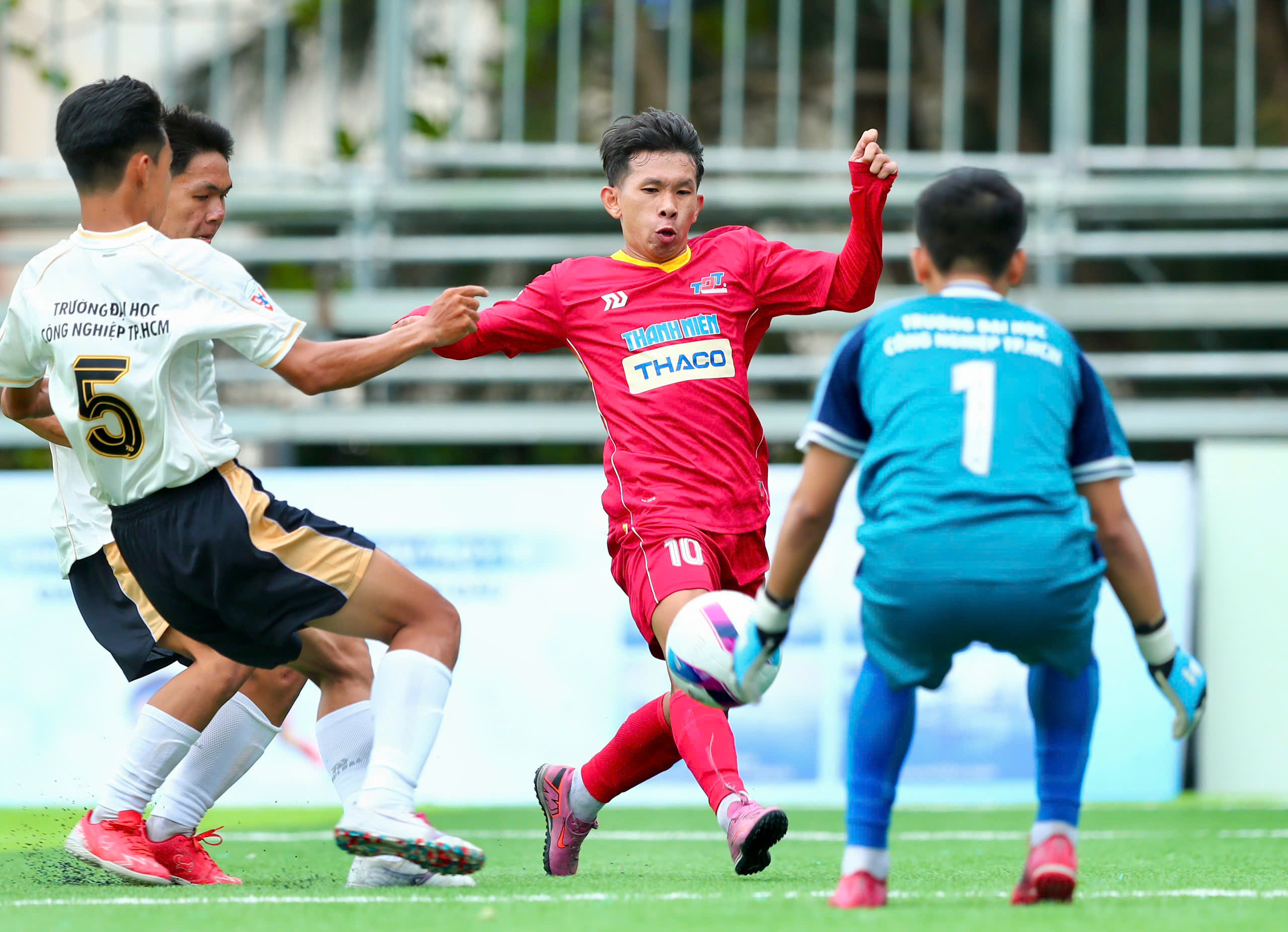 Bầu không khí lễ hội tưng bừng trong ngày khai mạc TNSV THACO cup 2026- Ảnh 2.