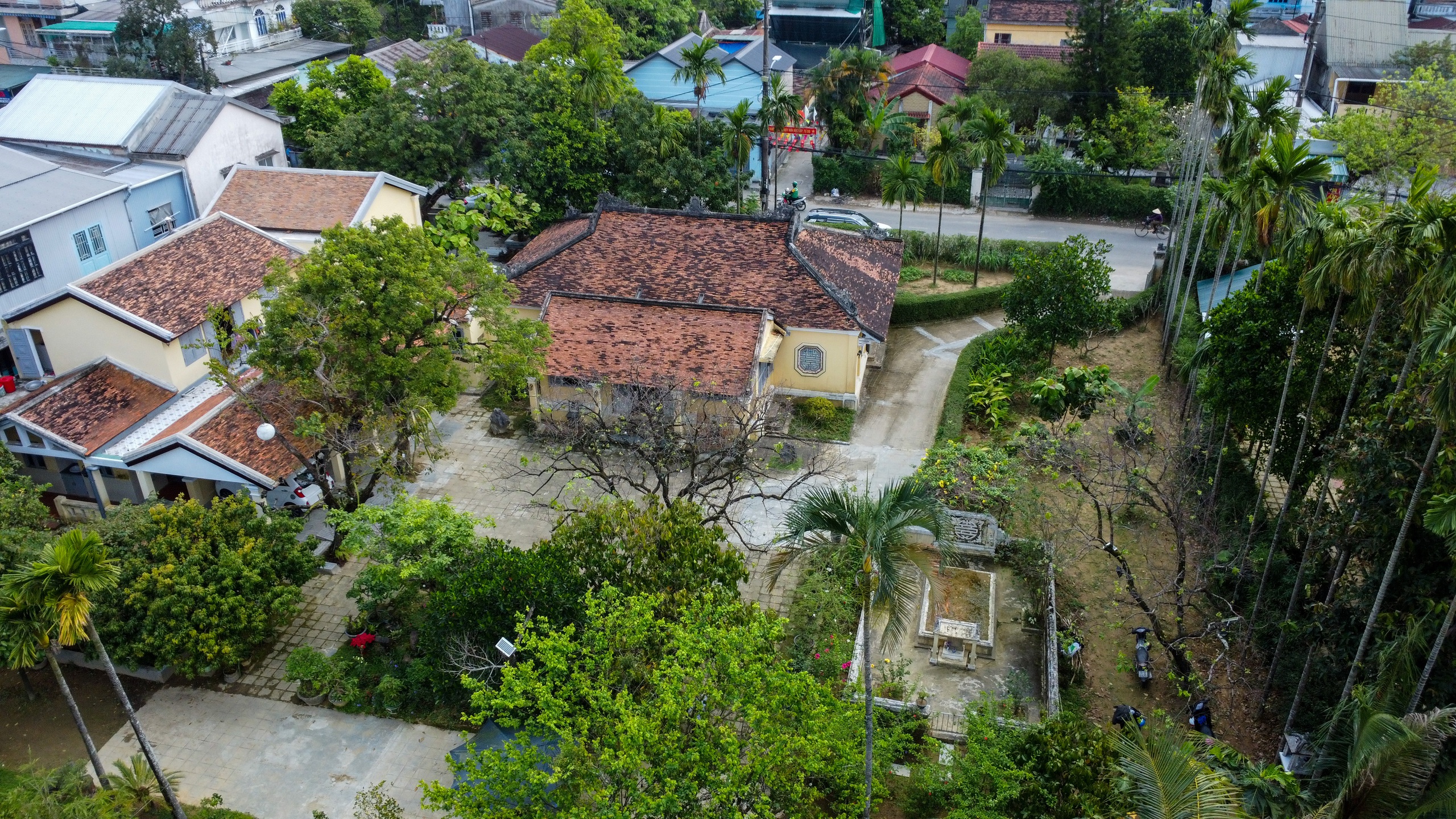 Phủ thờ c&ocirc;ng ch&uacute;a Ngọc Sơn: Nơi giữ b&aacute;u vật ho&agrave;ng gia v&agrave; nếp nh&agrave; rường cổ- Ảnh 1.