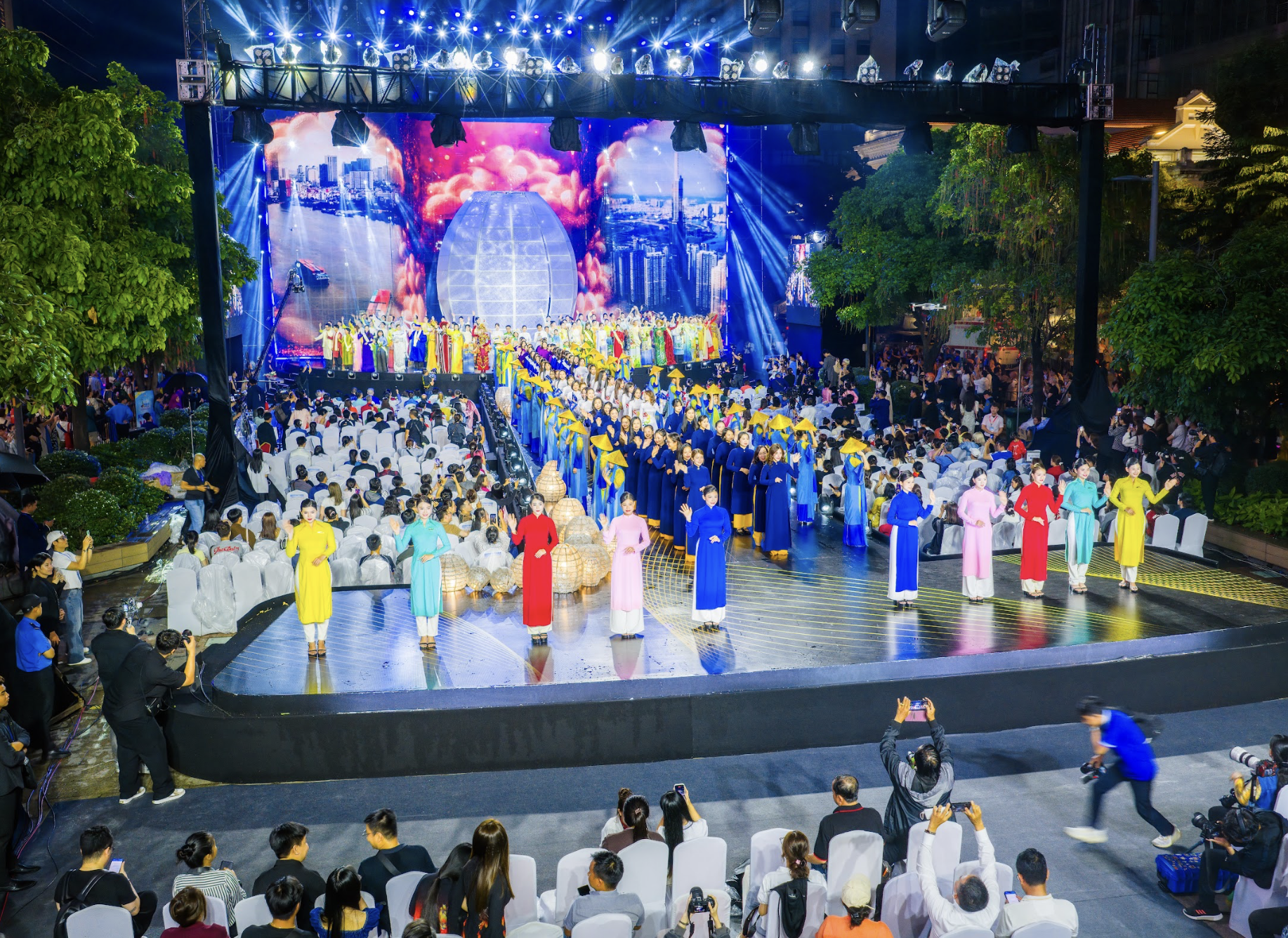 Khai mạc lễ hội &Aacute;o d&agrave;i TP.HCM 2026: 'Sợi tơ v&agrave;ng son' dệt kh&aacute;t vọng th&agrave;nh phố - Ảnh 7.