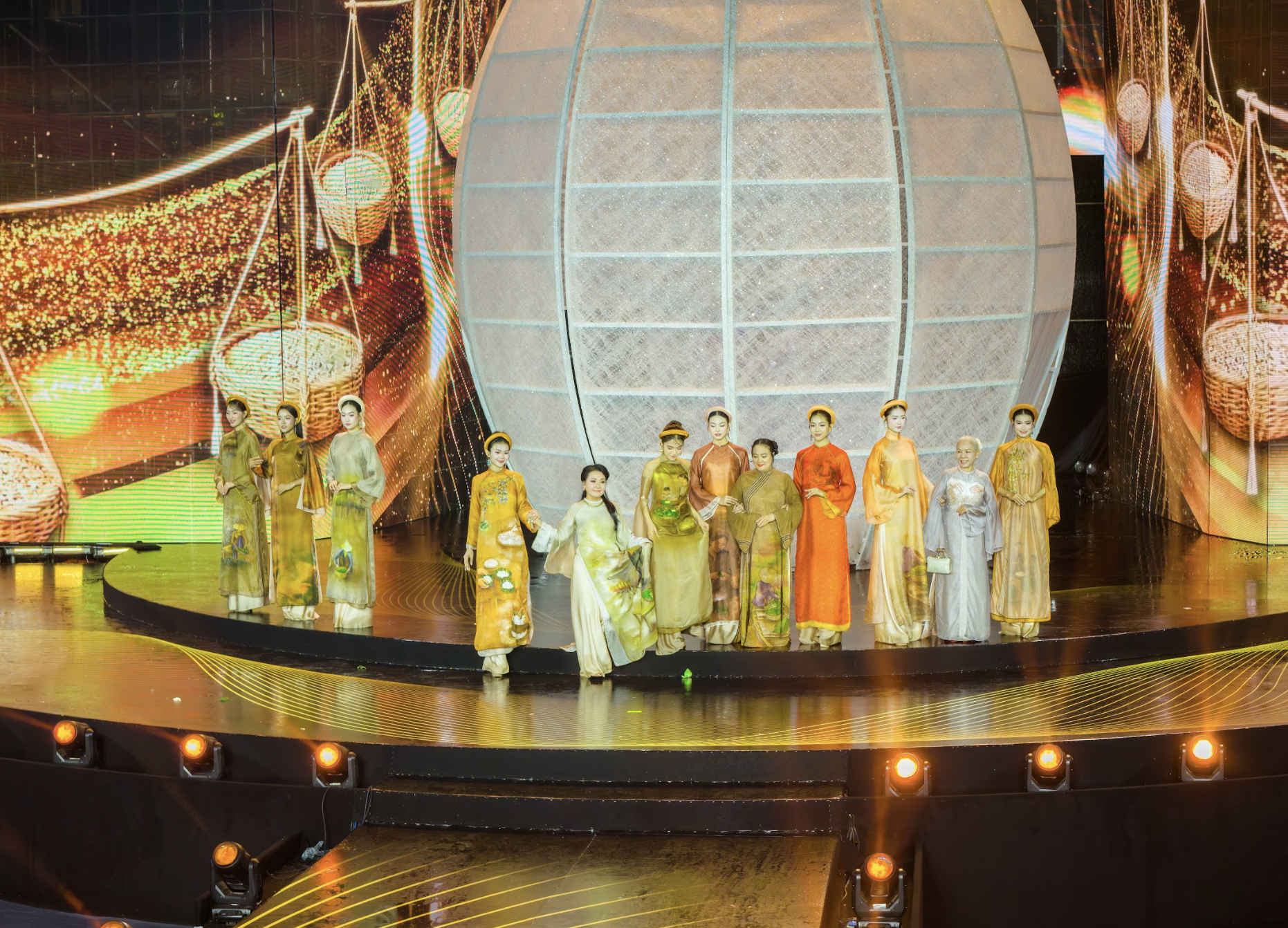 Khai mạc lễ hội &Aacute;o d&agrave;i TP.HCM 2026: 'Sợi tơ v&agrave;ng son' dệt kh&aacute;t vọng th&agrave;nh phố - Ảnh 4.