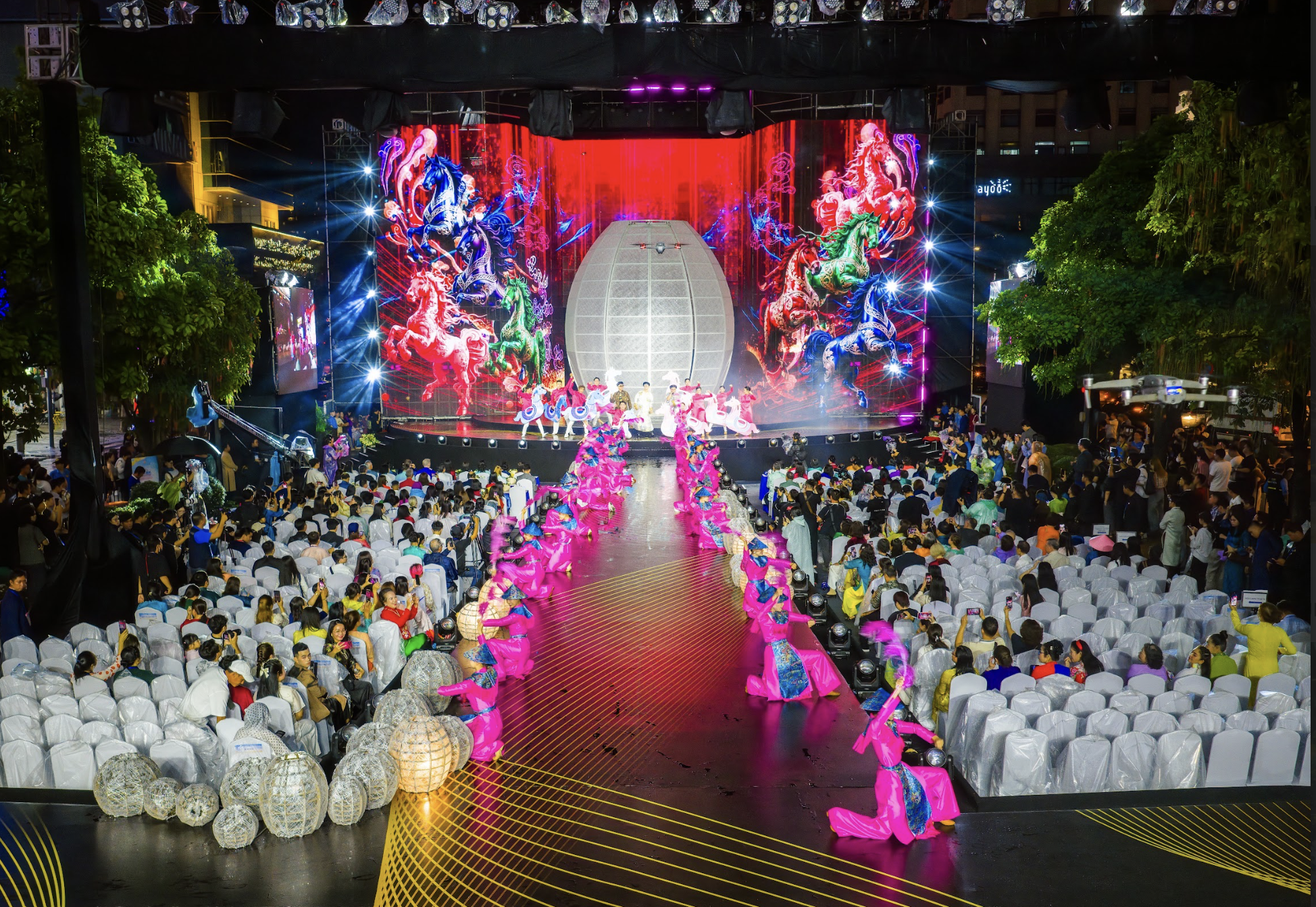 Khai mạc lễ hội &Aacute;o d&agrave;i TP.HCM 2026: 'Sợi tơ v&agrave;ng son' dệt kh&aacute;t vọng th&agrave;nh phố - Ảnh 3.