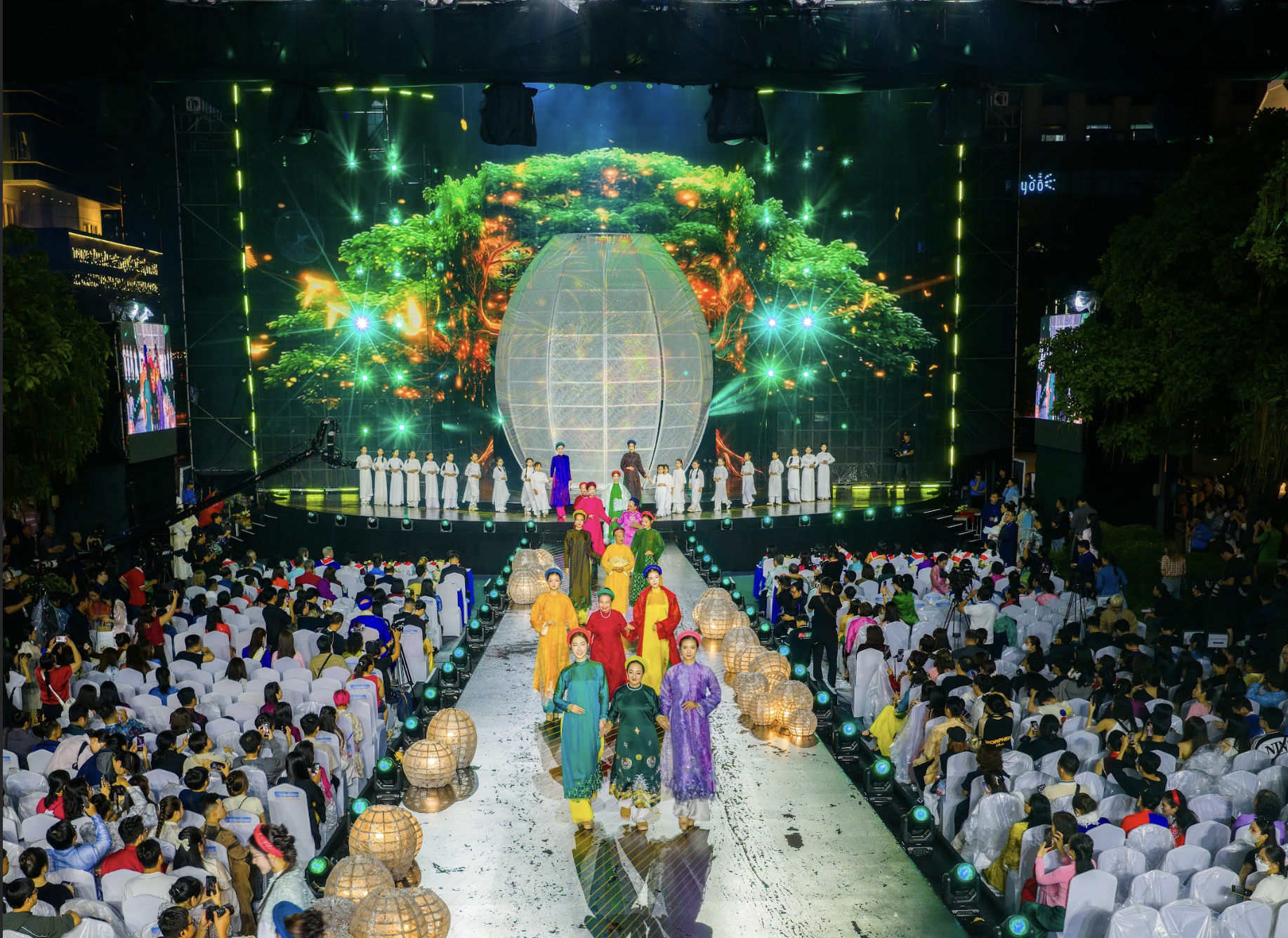 Khai mạc lễ hội &Aacute;o d&agrave;i TP.HCM 2026: 'Sợi tơ v&agrave;ng son' dệt kh&aacute;t vọng th&agrave;nh phố - Ảnh 1.