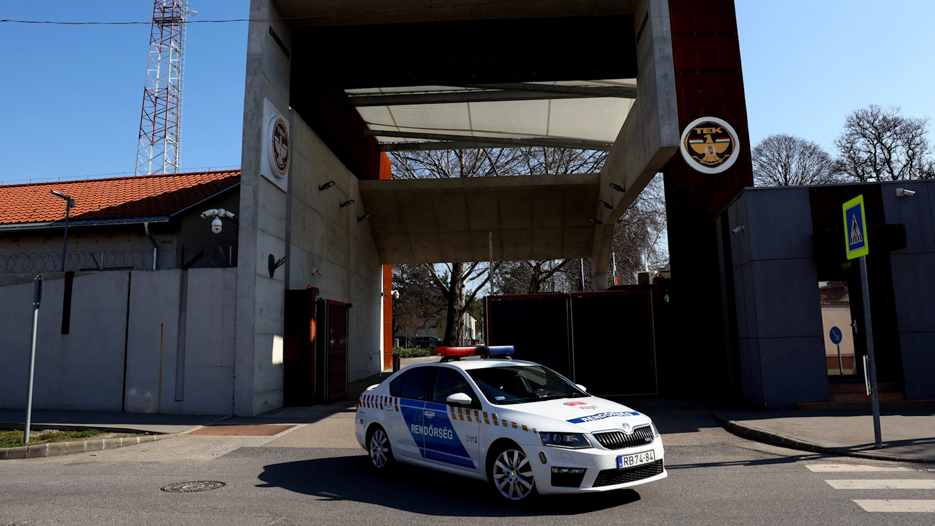 Lực lượng Hungary thu giữ 82 triệu USD trong vụ đột kích xe chở tiền của Ukraine - Ảnh 1.