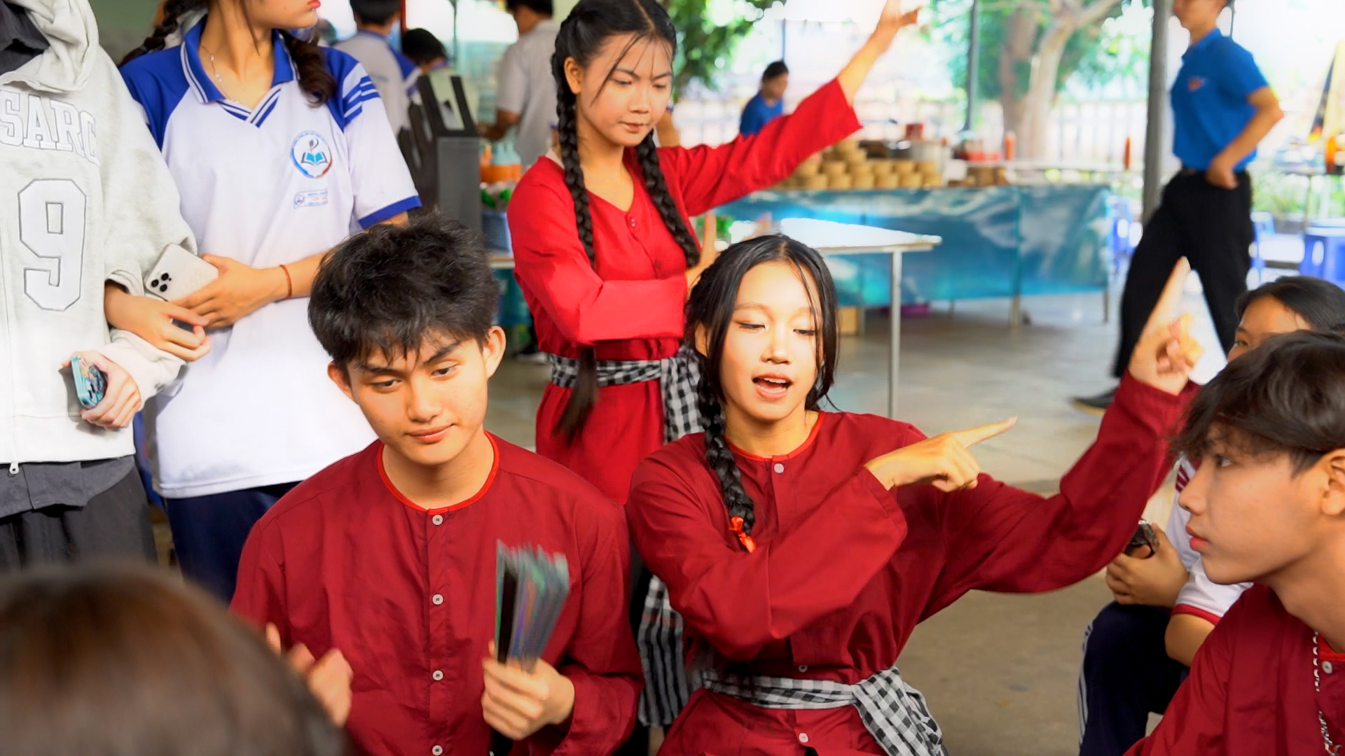 Học kinh tế để... nu&ocirc;i nghệ thuật: Tr&igrave; ho&atilde;n đam m&ecirc; hay t&iacute;ch lũy nguồn lực? - Ảnh 1.