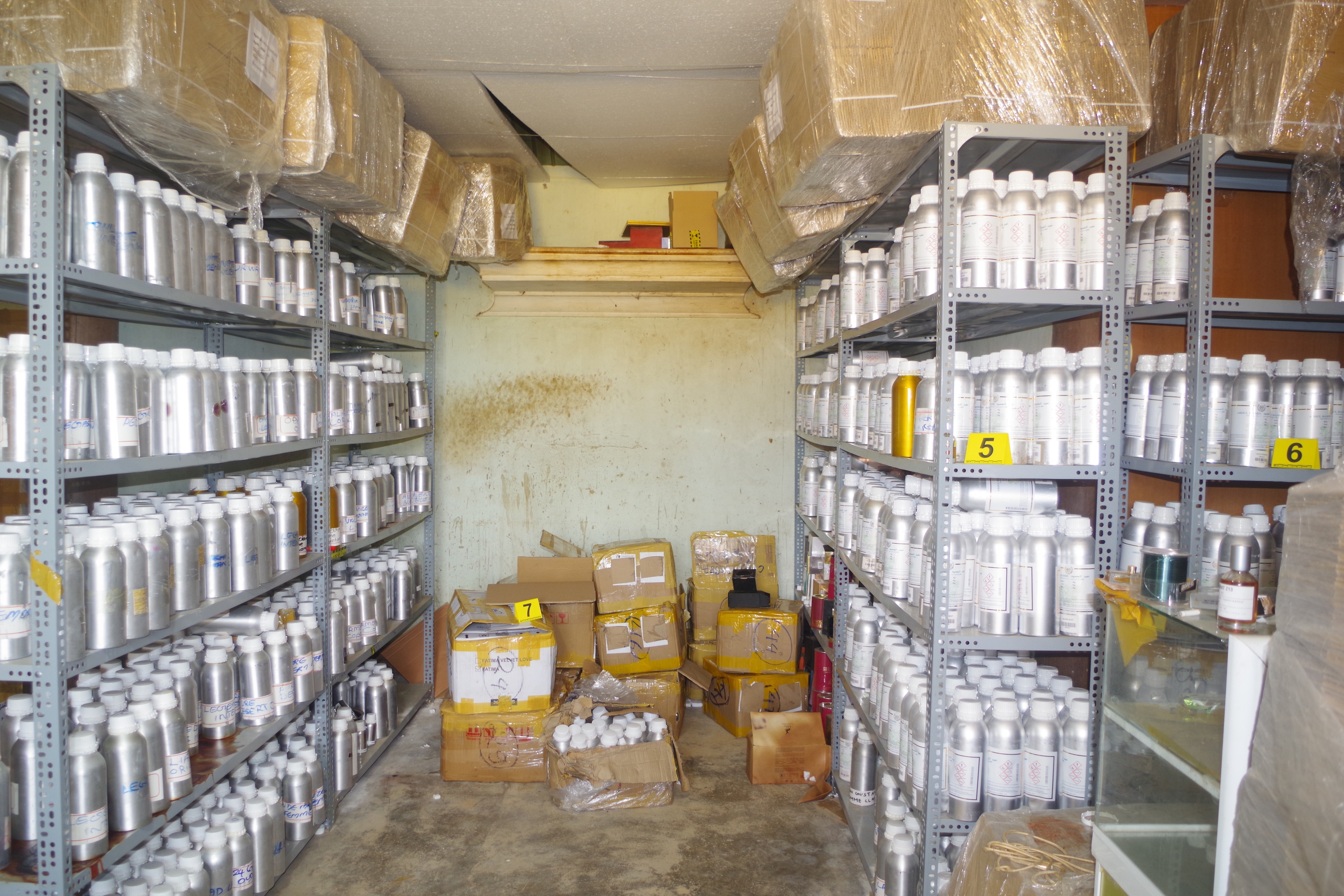 Công an tỉnh Đồng Nai tìm bị hại vụ nước hoa giả làm bằng máy đánh trứng- Ảnh 1.