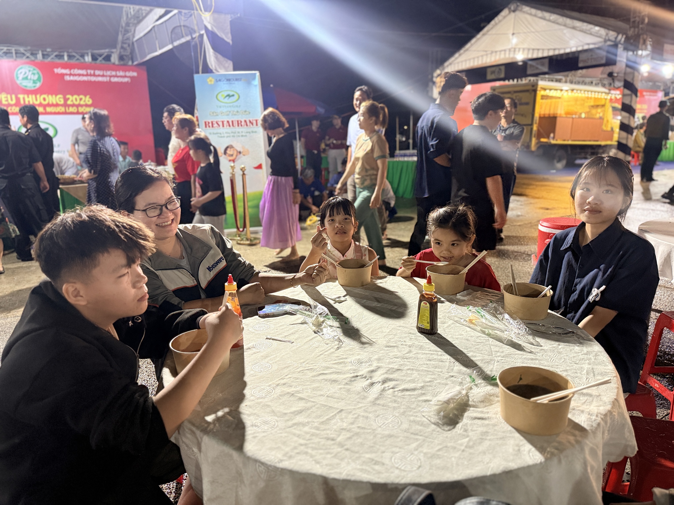 Đầu bếp khách sạn TP.HCM nấu 12.000 tô phở miễn phí phục vụ công nhân Bàu Bàng - Ảnh 5.