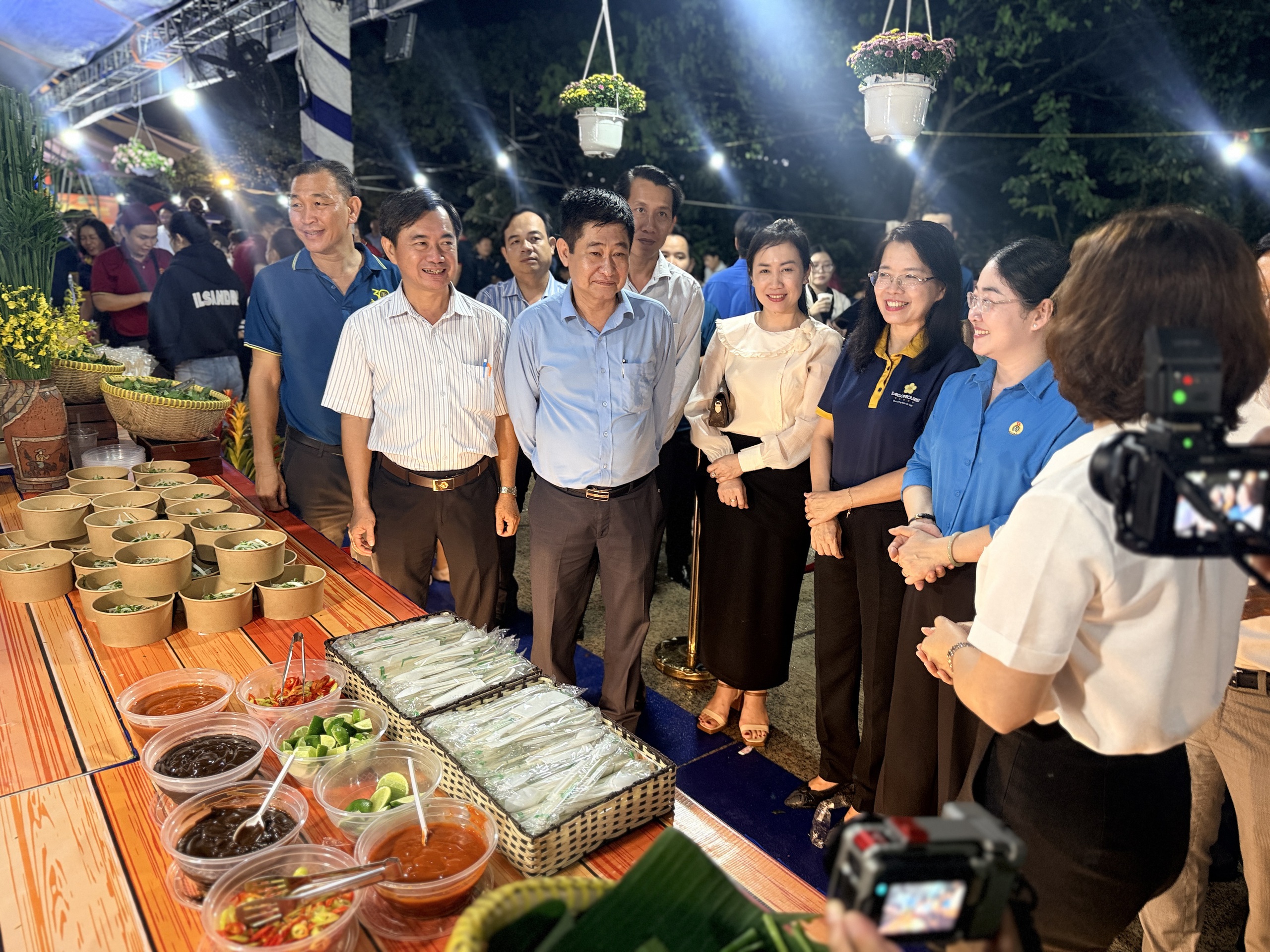 Đầu bếp khách sạn TP.HCM nấu 12.000 tô phở miễn phí phục vụ công nhân Bàu Bàng - Ảnh 1.