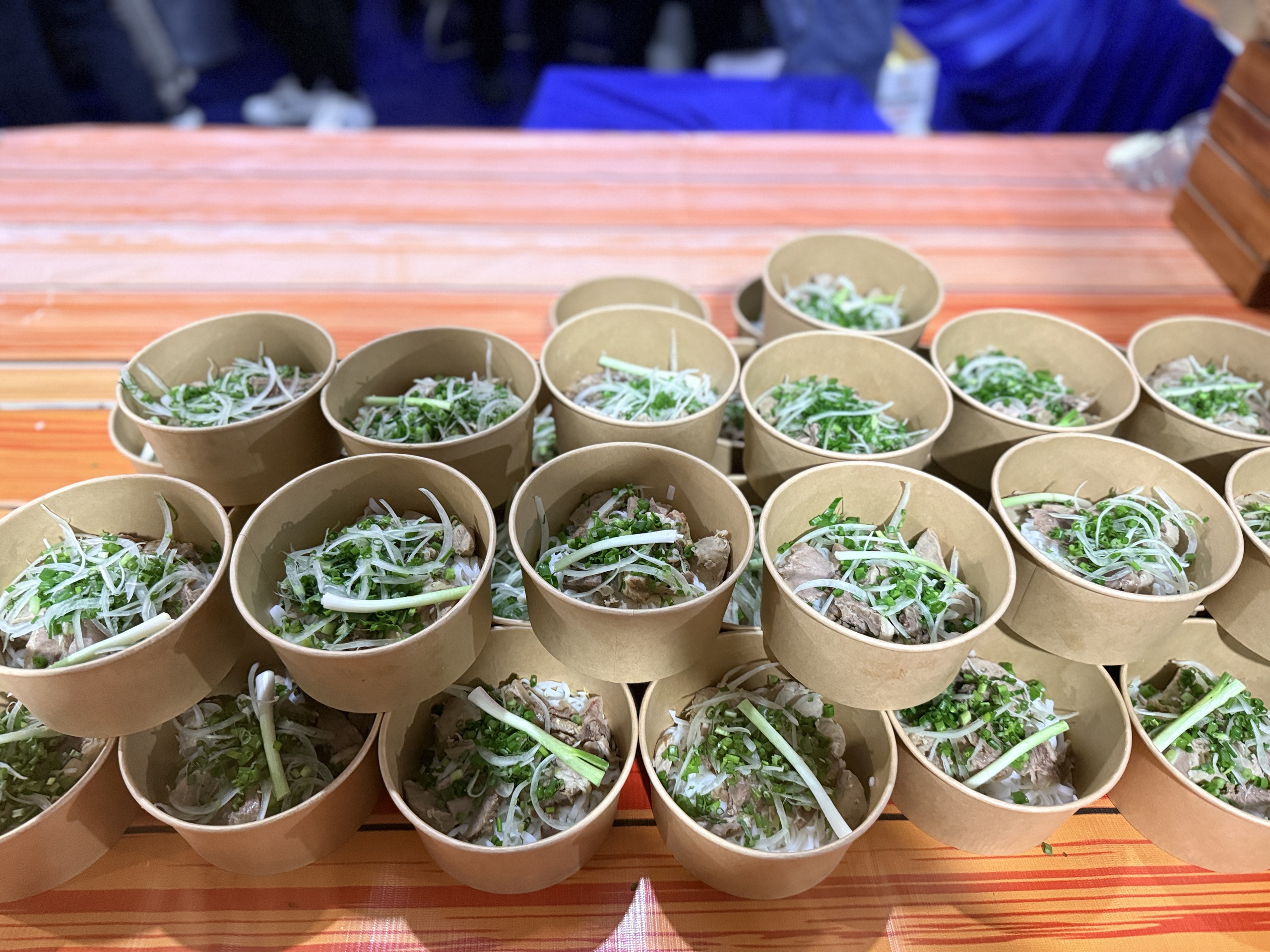 Đầu bếp khách sạn TP.HCM nấu 12.000 tô phở miễn phí phục vụ công nhân Bàu Bàng - Ảnh 3.