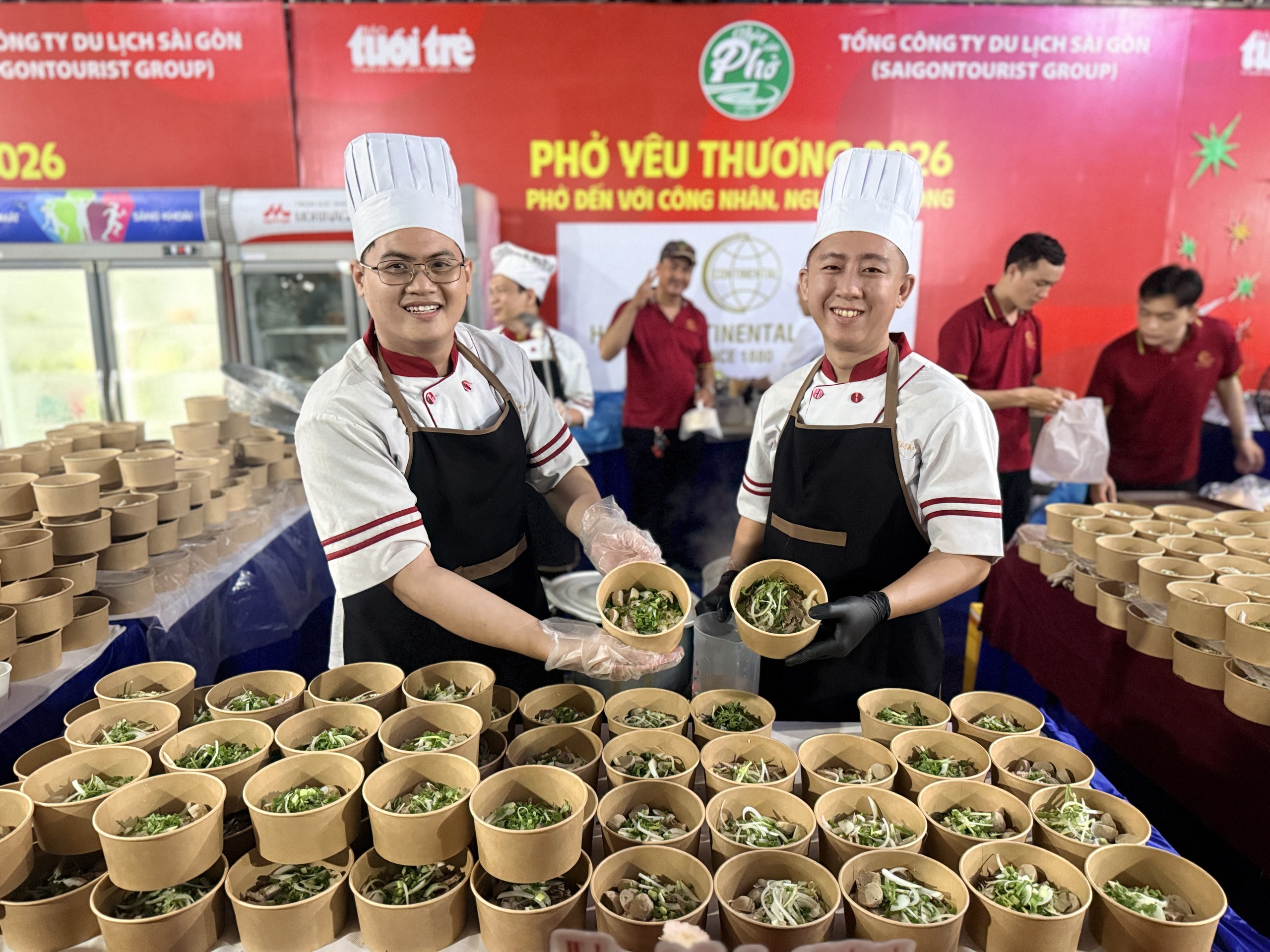 Đầu bếp khách sạn TP.HCM nấu 12.000 tô phở miễn phí phục vụ công nhân Bàu Bàng - Ảnh 2.